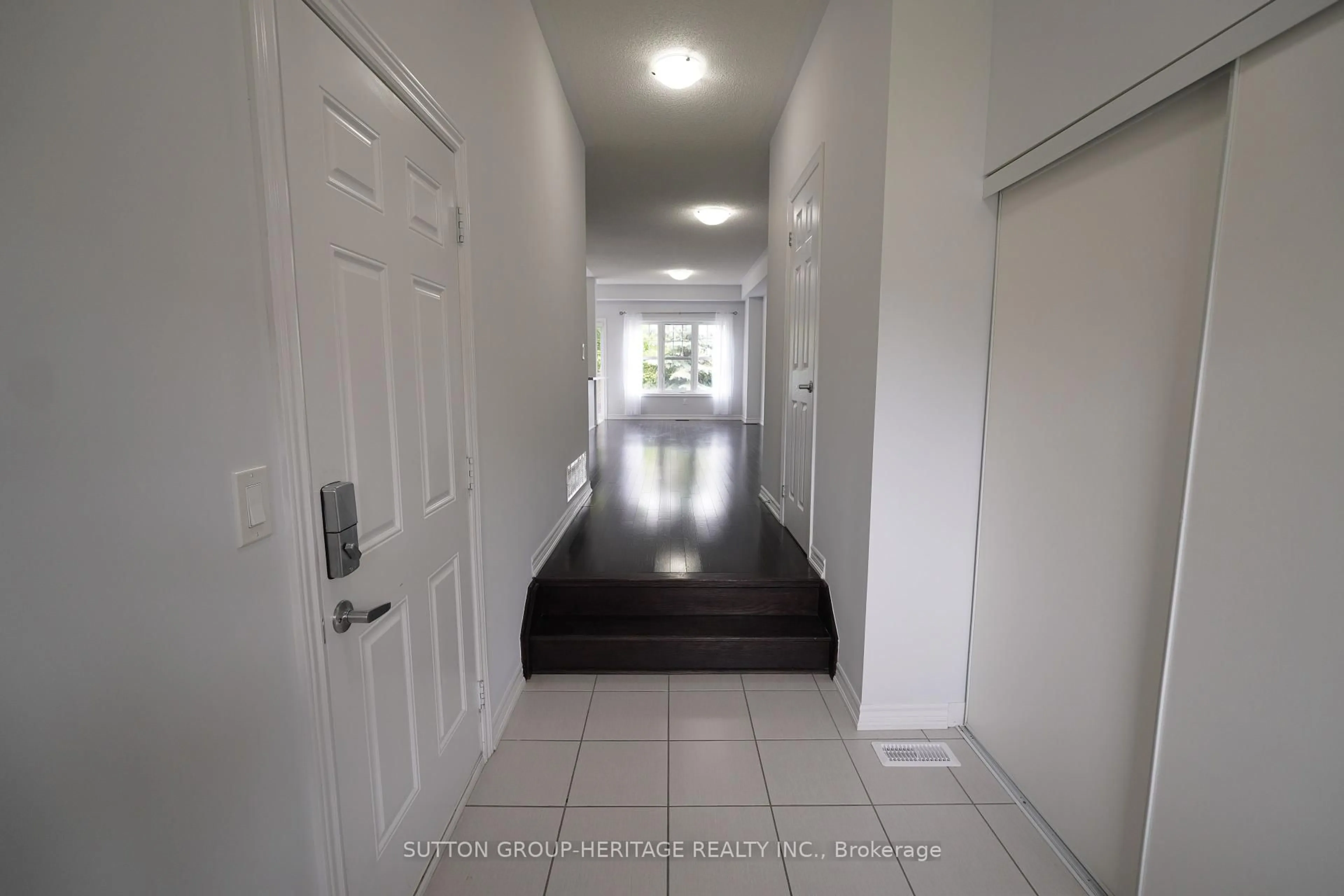 Indoor foyer for 166 Boadway Cres, Whitchurch-Stouffville Ontario L4A 1Y5