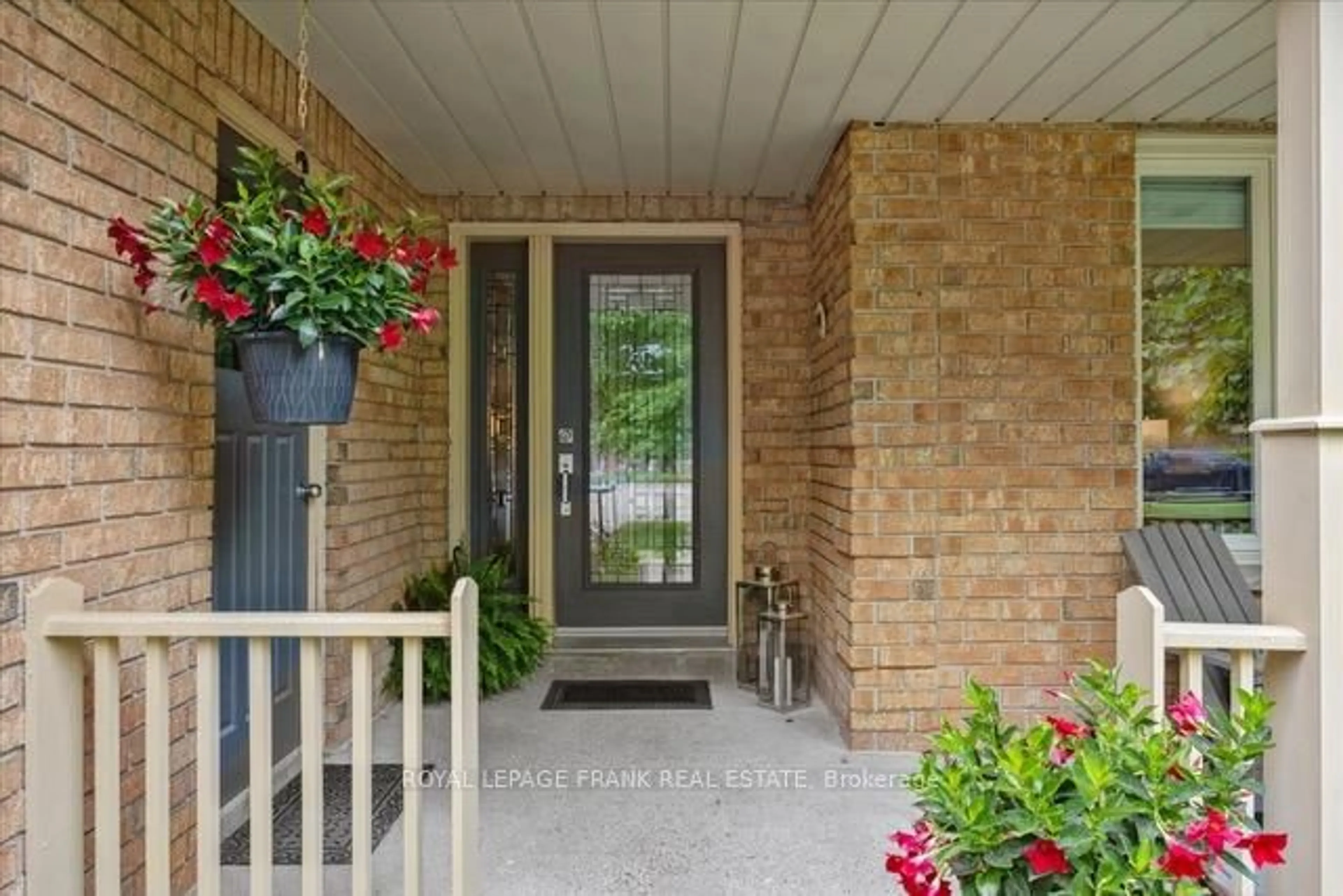 Indoor entryway for 12 Linton Crt, Uxbridge Ontario L9P 1L6