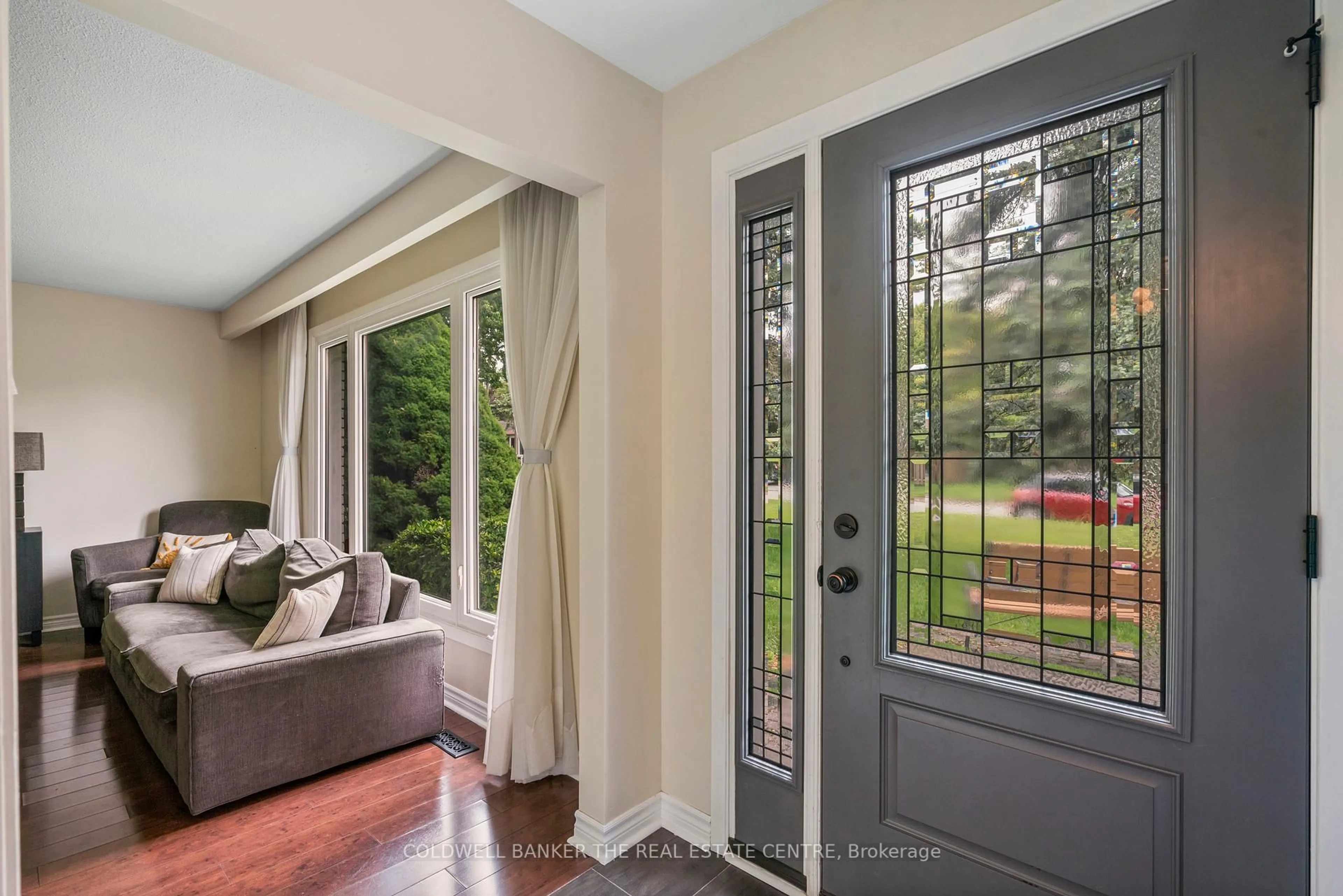 Indoor entryway for 319 North St, Whitchurch-Stouffville Ontario L4A 4Z8