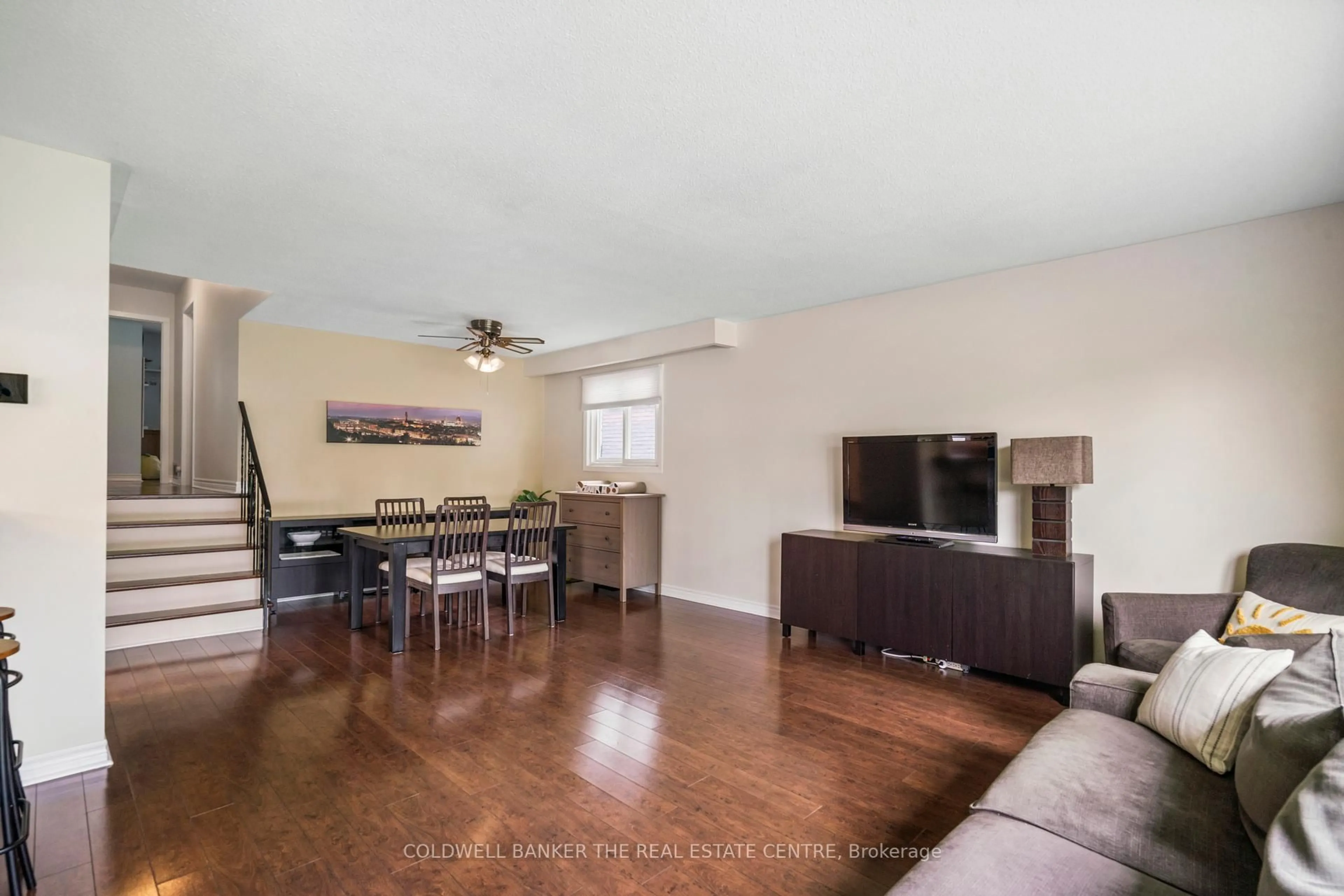 Living room with furniture, wood/laminate floor for 319 North St, Whitchurch-Stouffville Ontario L4A 4Z8