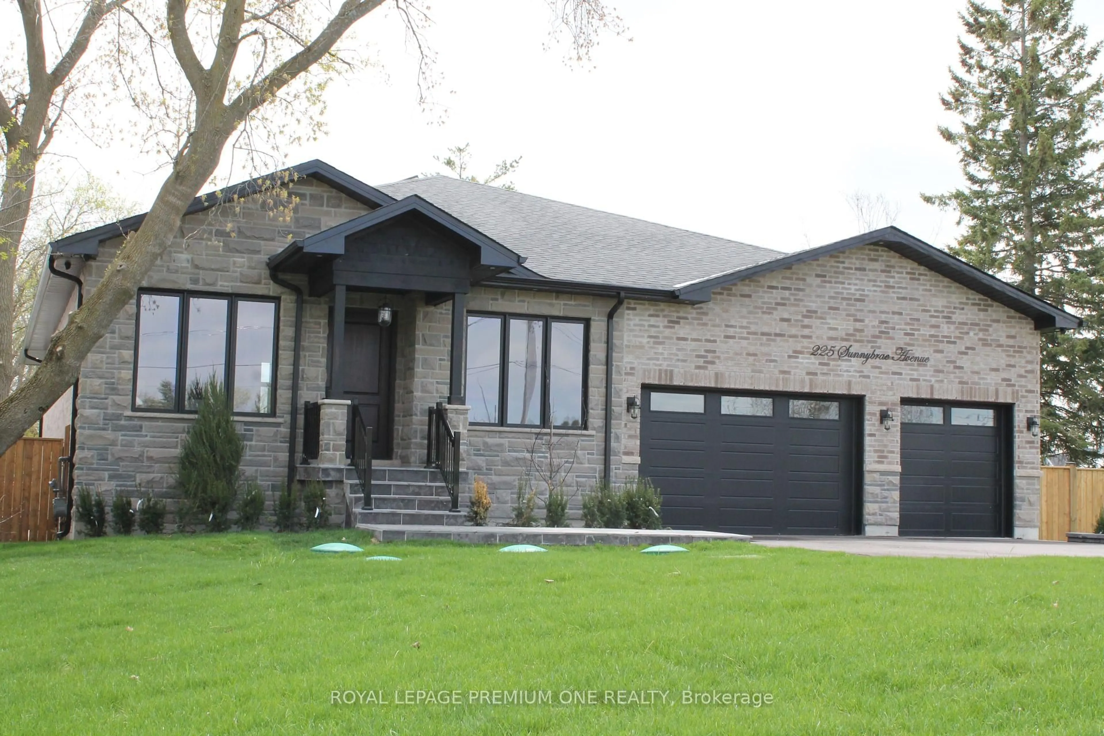Home with brick exterior material, street for 225 Sunnybrae Ave, Innisfil Ontario L9S 1K4