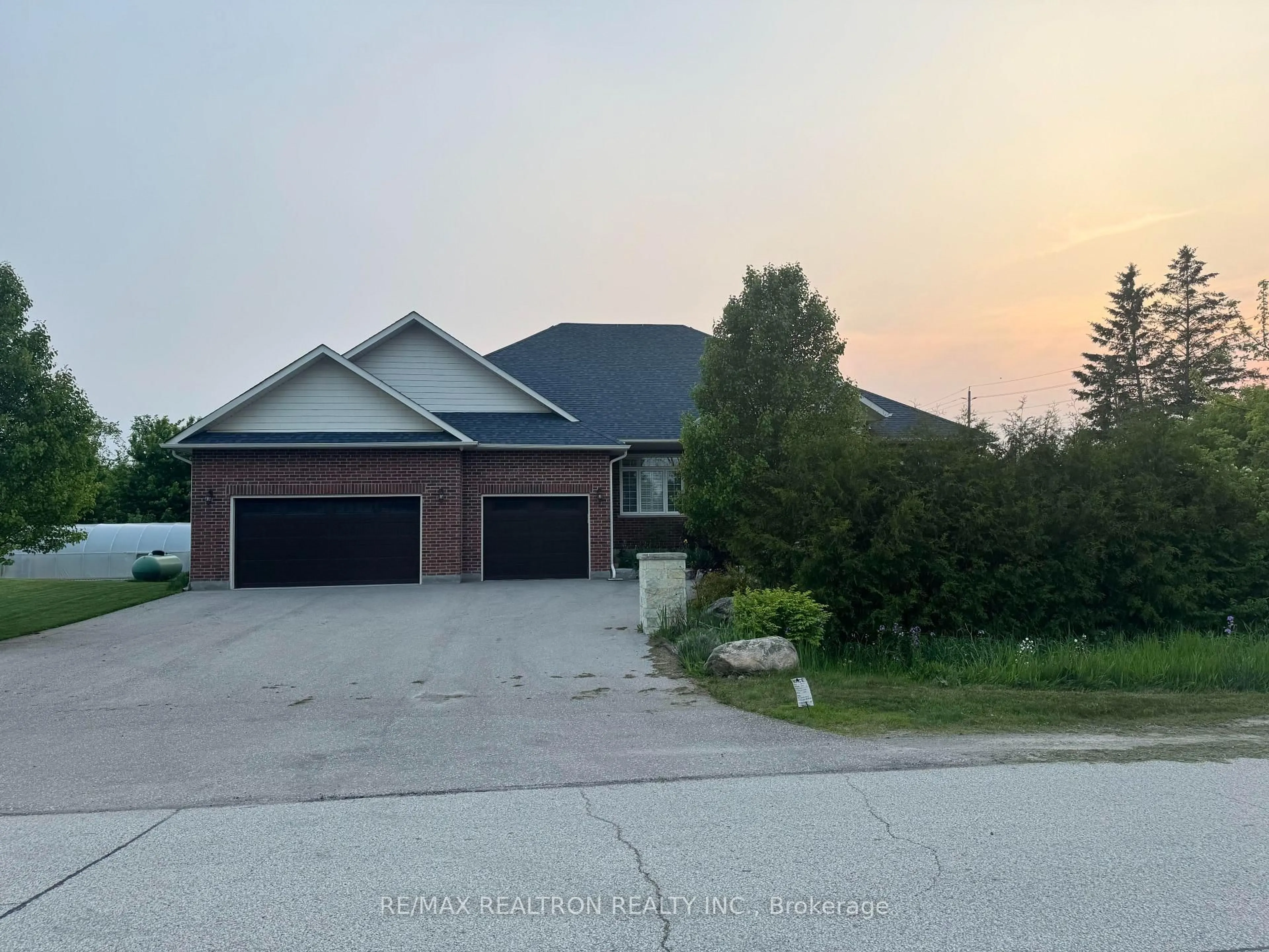 A pic from outside/outdoor area/front of a property/back of a property/a pic from drone, street for 4 Blake St, East Gwillimbury Ontario L0E 1R0