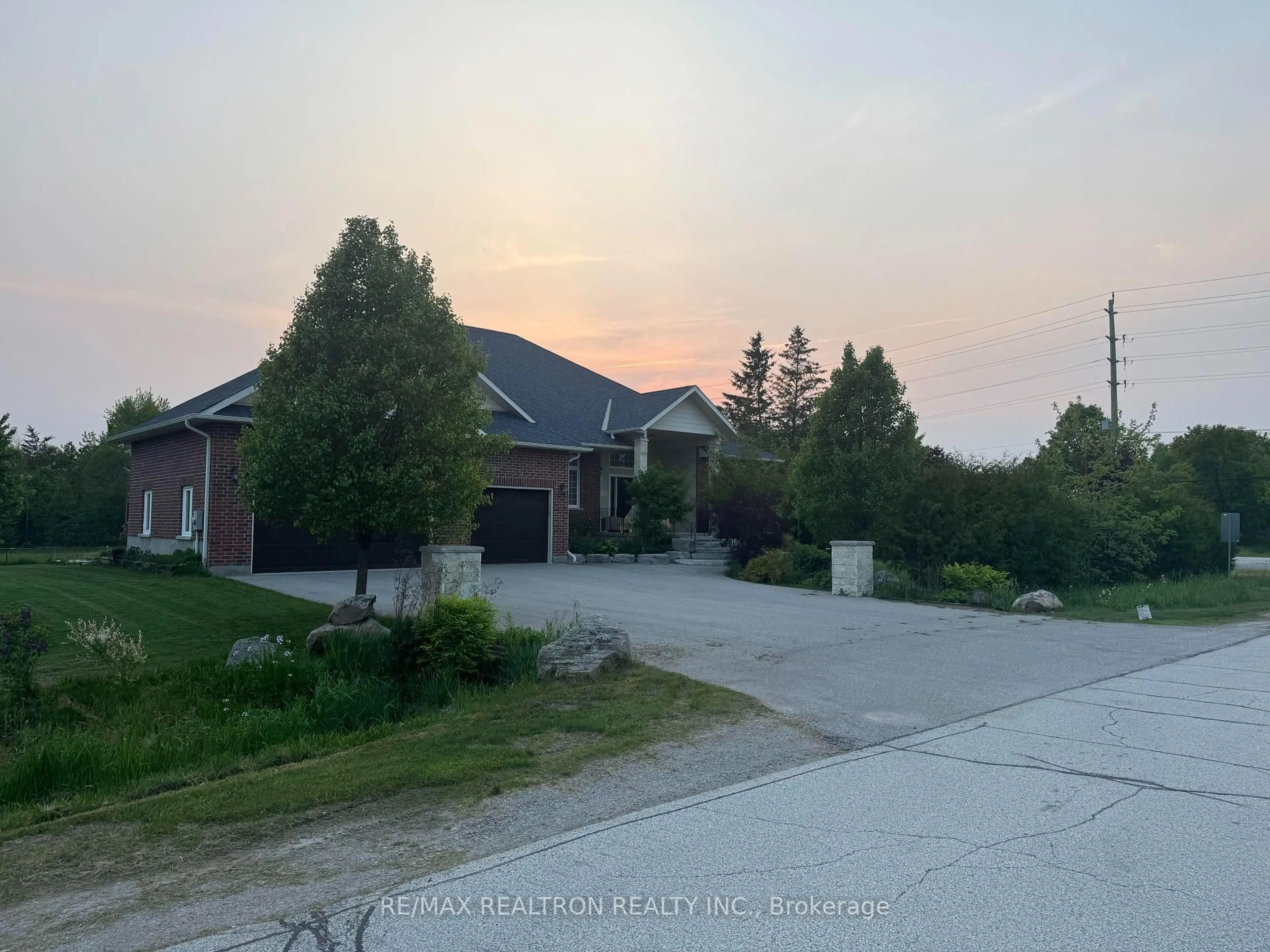 A pic from outside/outdoor area/front of a property/back of a property/a pic from drone, street for 4 Blake St, East Gwillimbury Ontario L0E 1R0