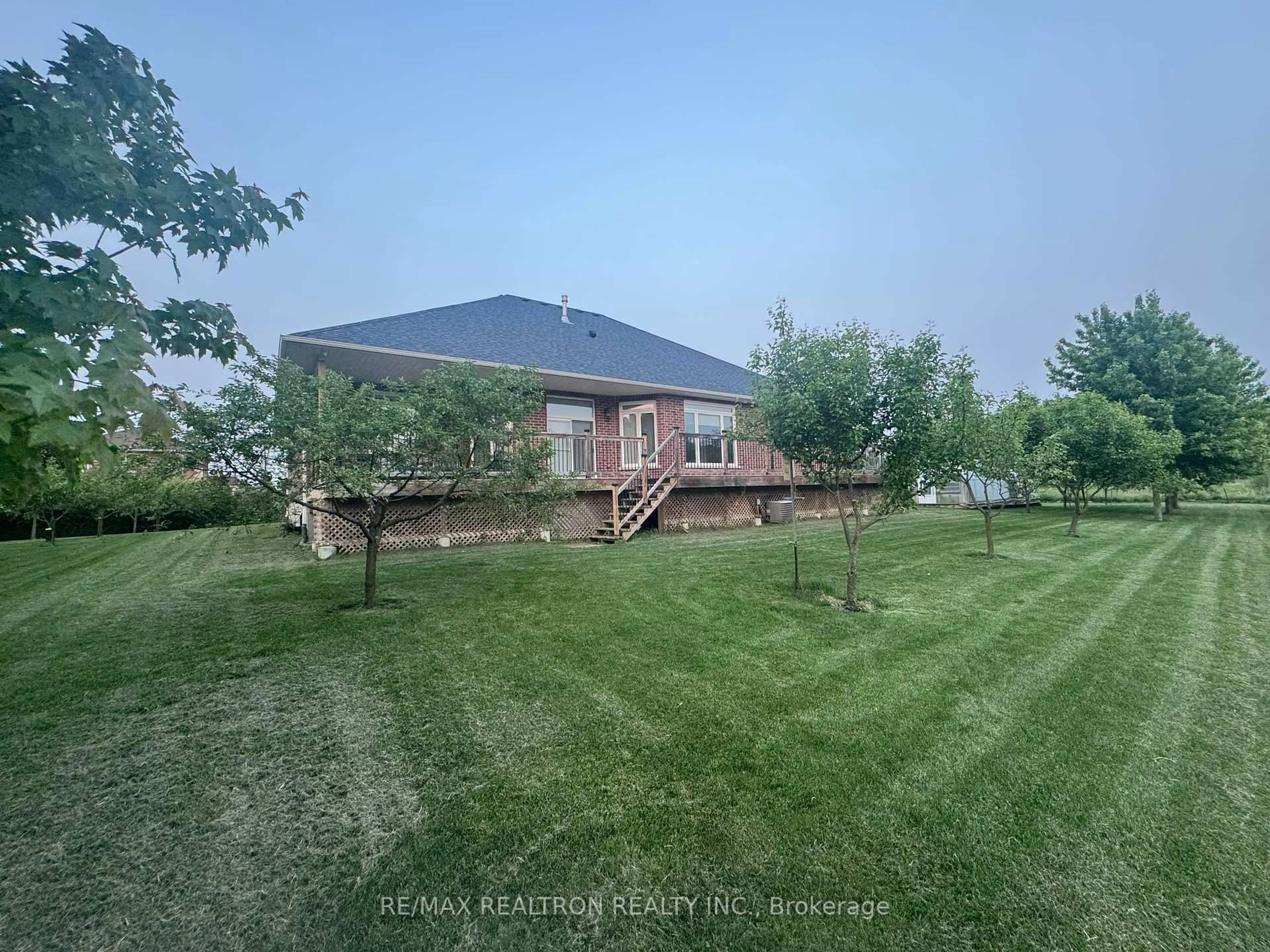 A pic from outside/outdoor area/front of a property/back of a property/a pic from drone, unknown for 4 Blake St, East Gwillimbury Ontario L0E 1R0