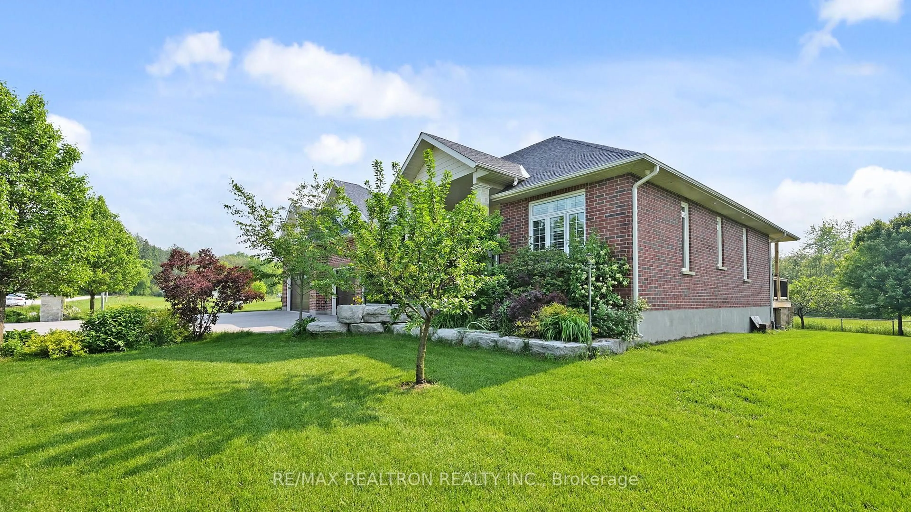 Home with brick exterior material, unknown for 4 Blake St, East Gwillimbury Ontario L0E 1R0