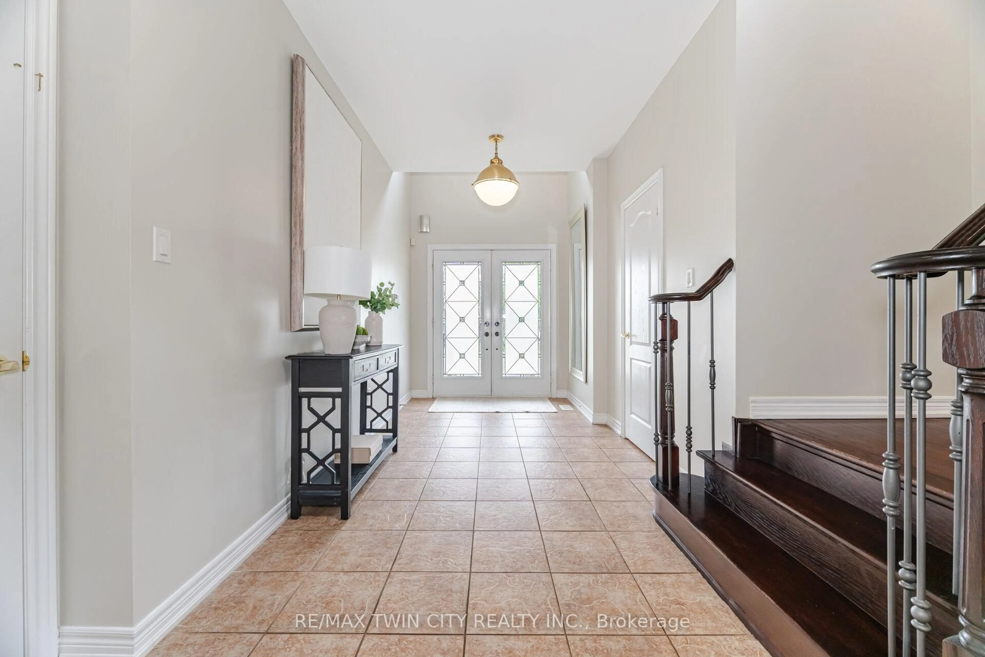 Indoor entryway for 45 RETREAT Blvd, Vaughan Ontario L4H 0C1