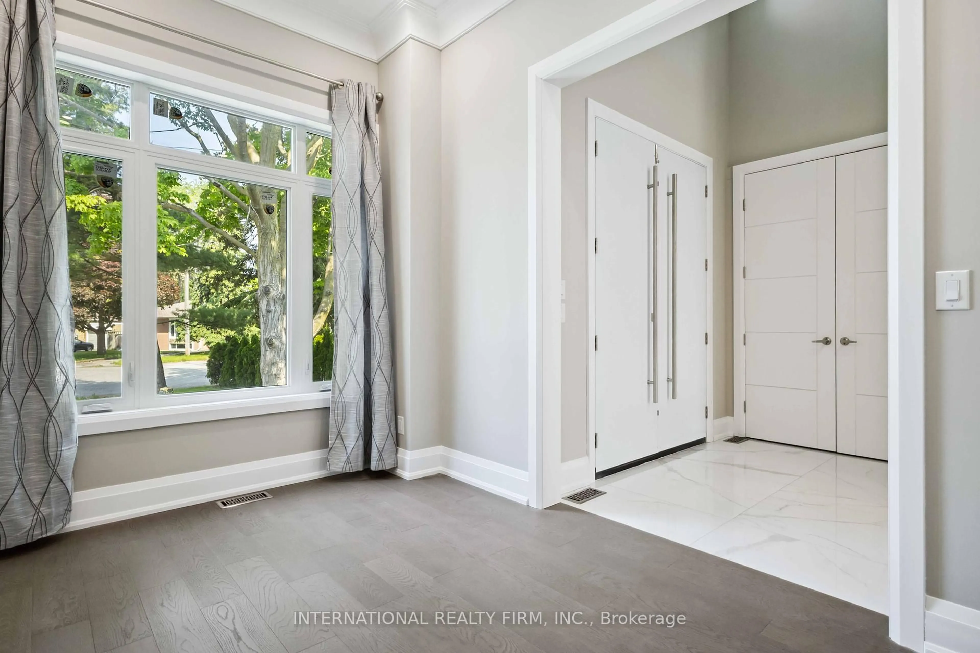 Indoor entryway for 408 Allen Crt, Richmond Hill Ontario L4C 1G5
