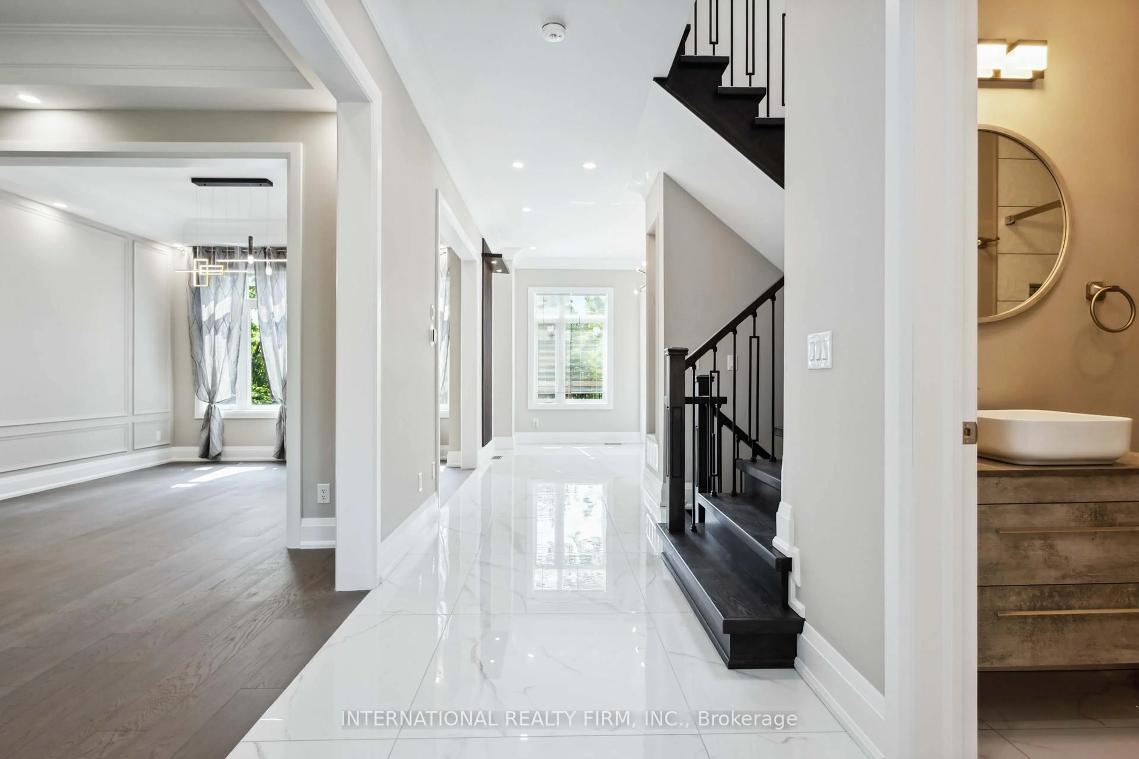 Indoor entryway for 408 Allen Crt, Richmond Hill Ontario L4C 1G5