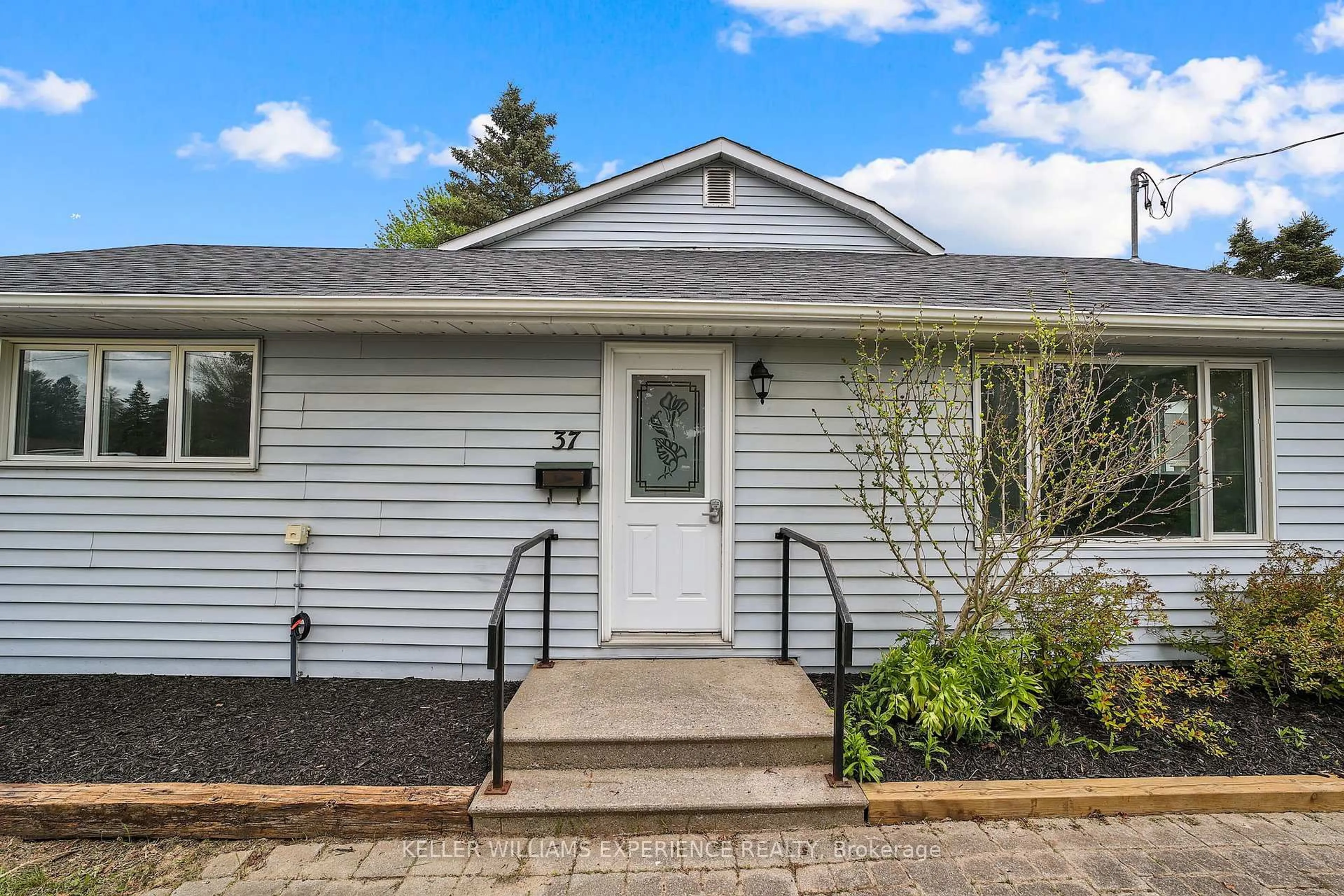 Home with vinyl exterior material, street for 37 Tottenham Rd, New Tecumseth Ontario L9R 1J9