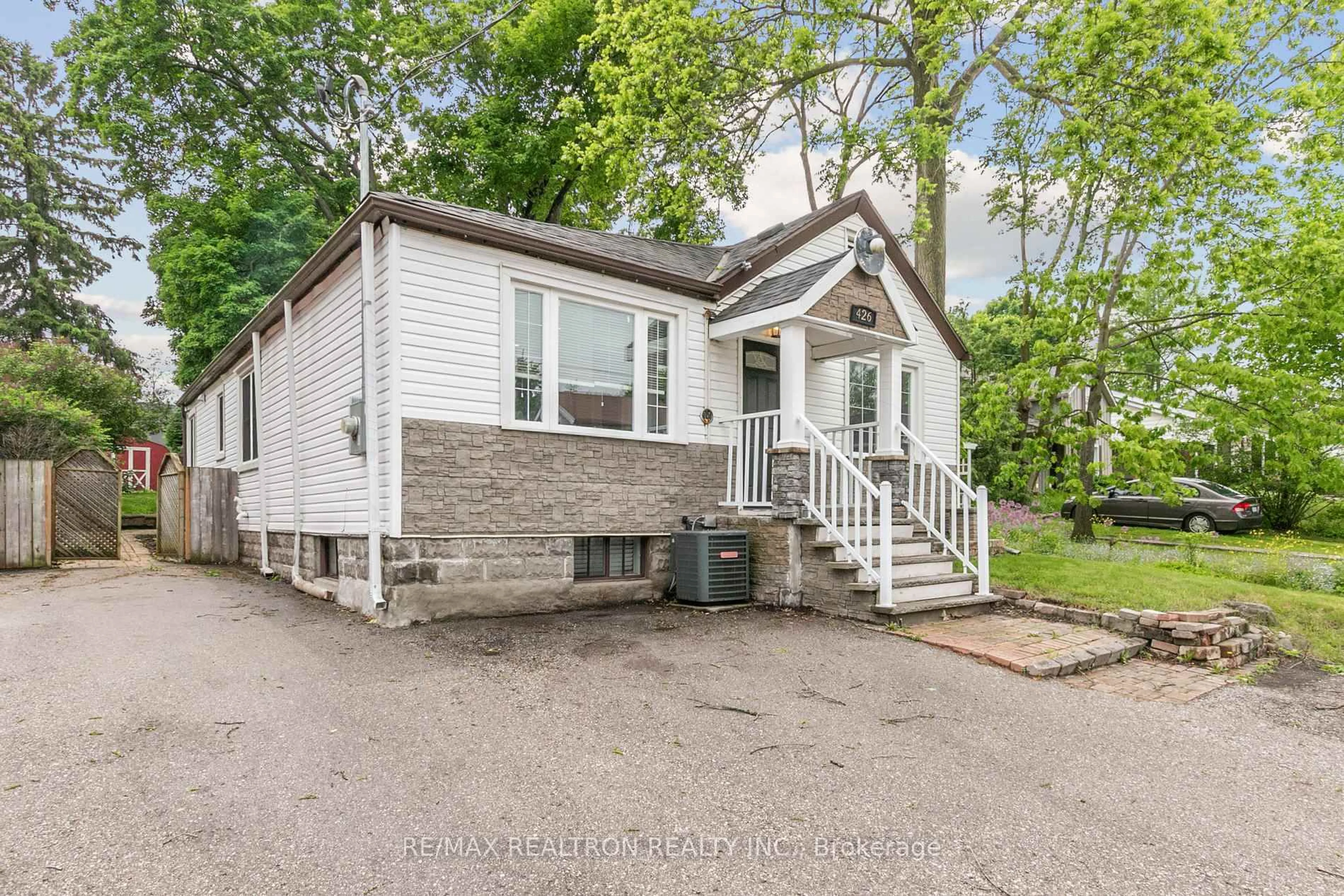 Unknown for 426 Eagle St, Newmarket Ontario L3Y 1K6