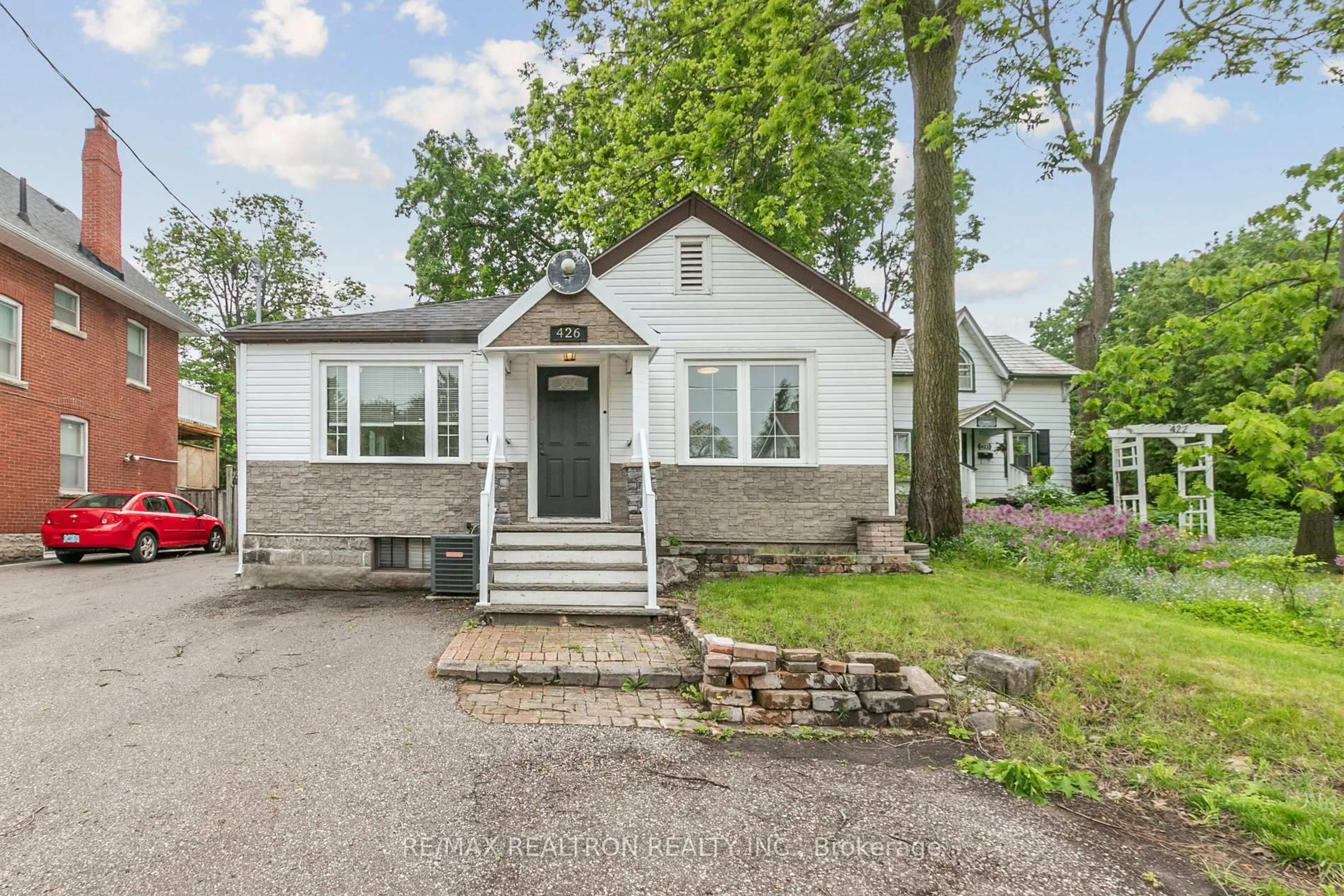 Home with vinyl exterior material, street for 426 Eagle St, Newmarket Ontario L3Y 1K6