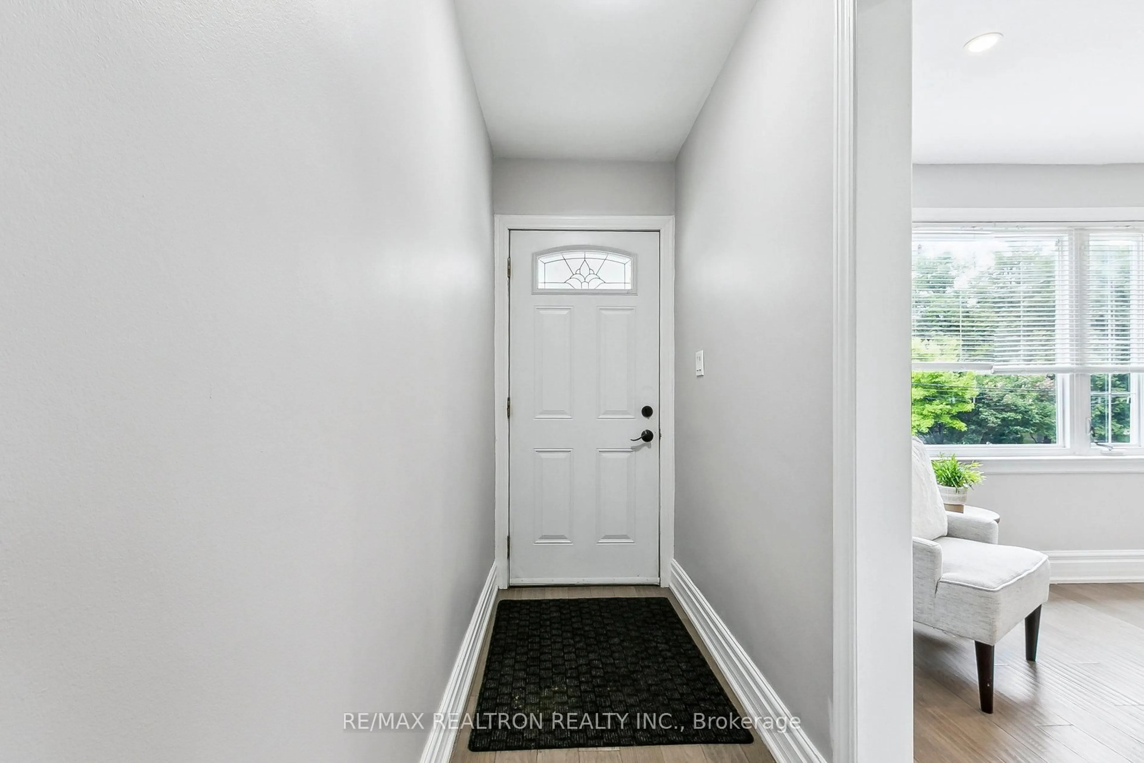 Indoor entryway for 426 Eagle St, Newmarket Ontario L3Y 1K6