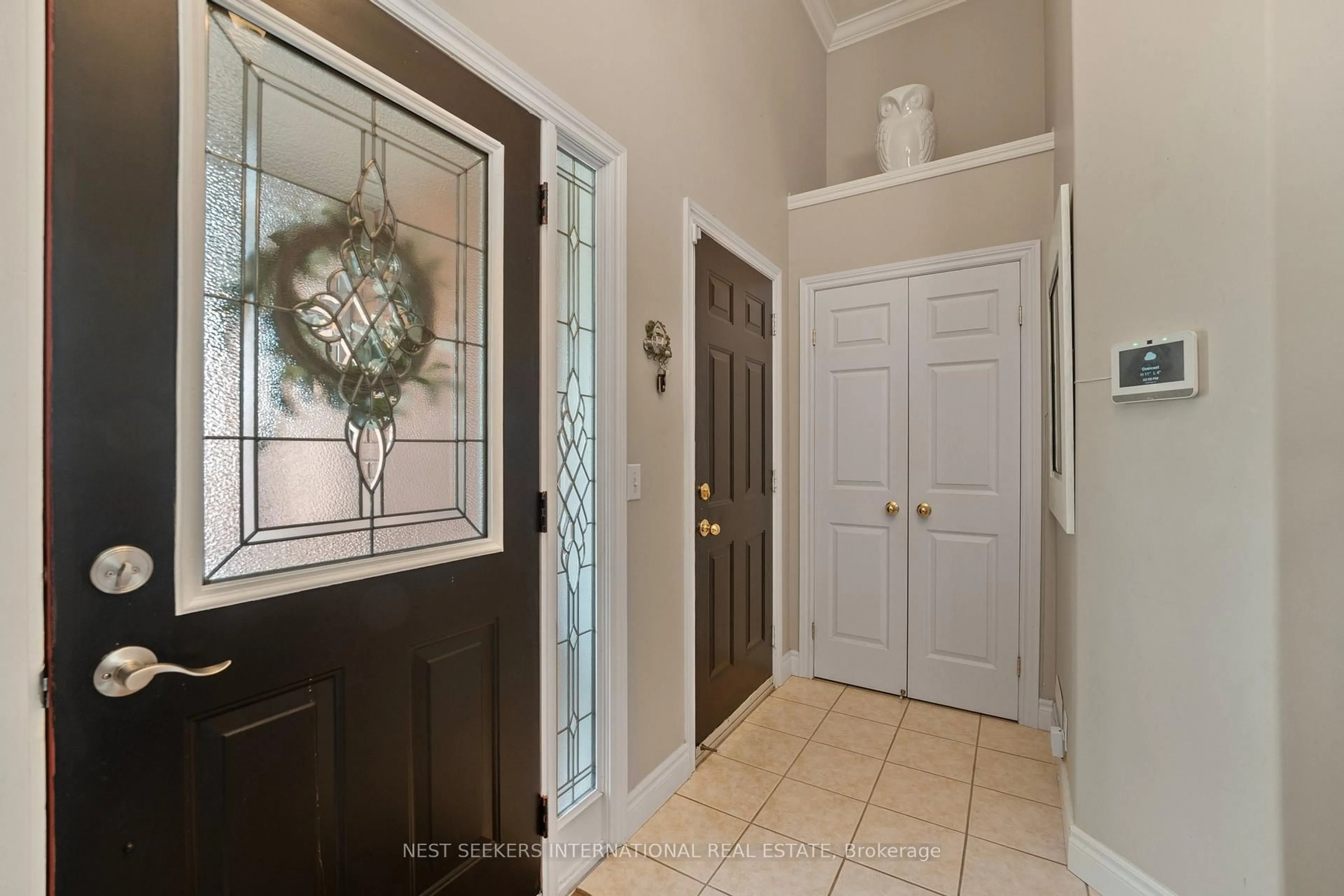 Indoor entryway for 1438 Maple Rd, Innisfil Ontario L0L 1C0