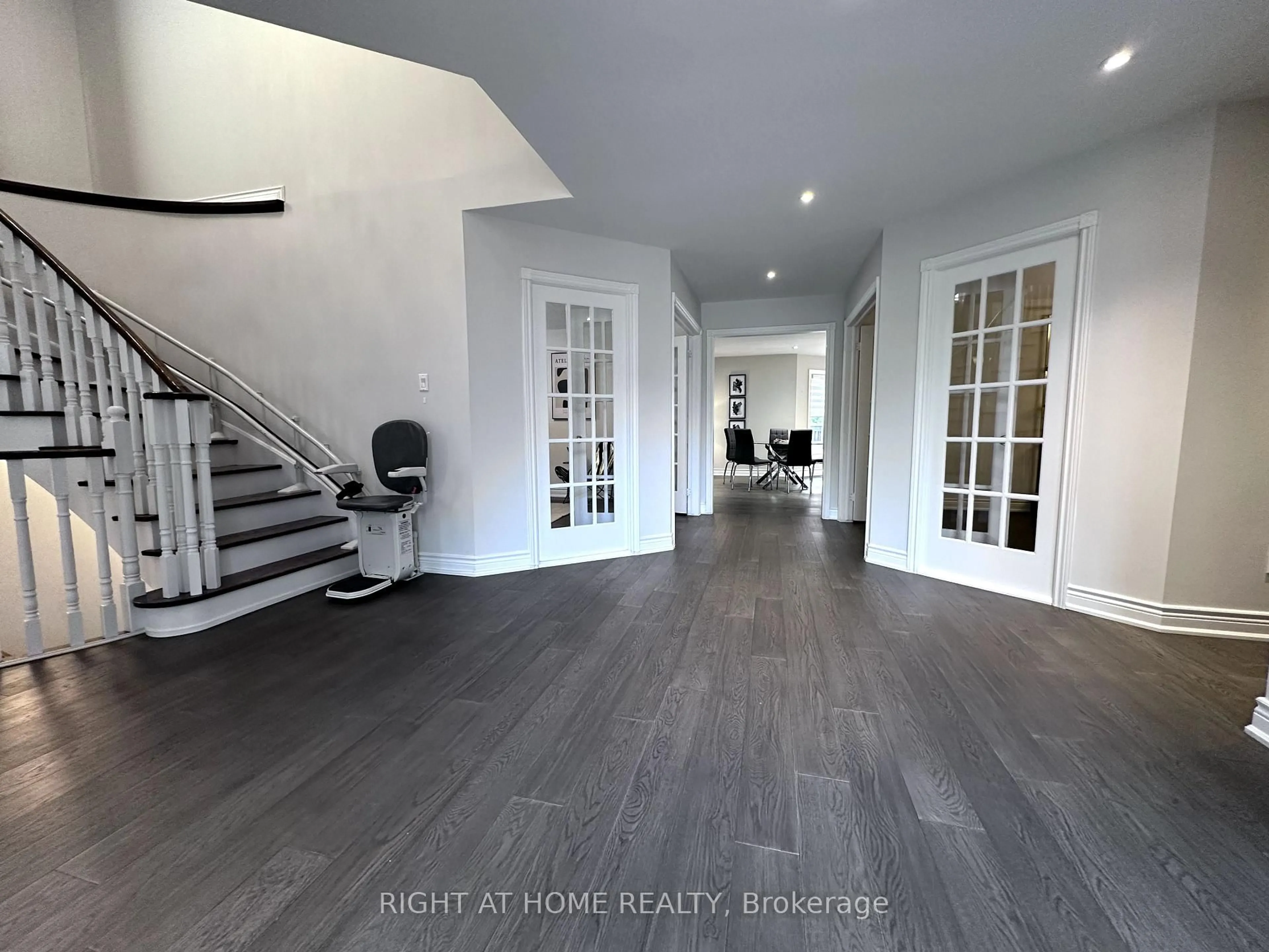 Indoor entryway for 20 Woburn Dr, Vaughan Ontario L4L 7H8