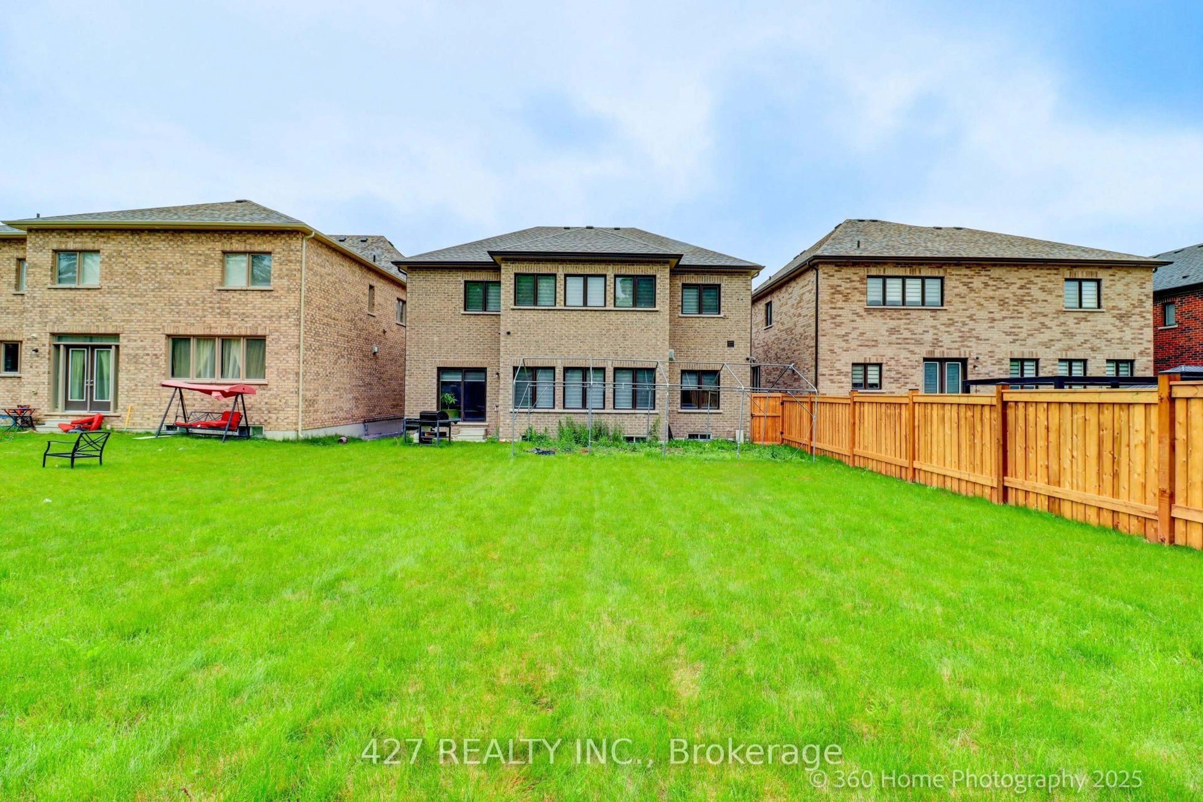 A pic from outside/outdoor area/front of a property/back of a property/a pic from drone, building for 243 Danny Wheeler Blvd, Georgina Ontario L4P 0J8
