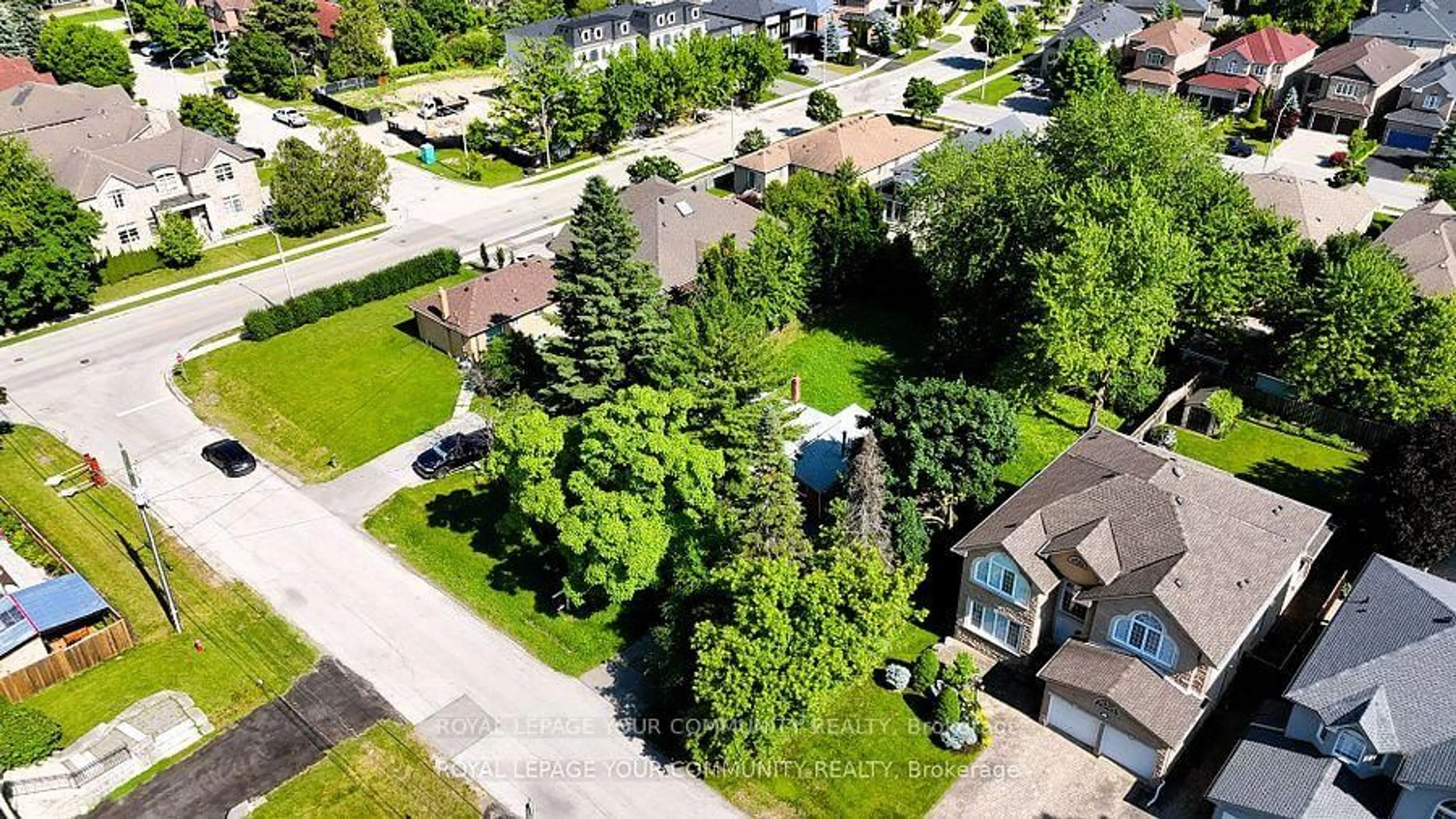 A pic from outside/outdoor area/front of a property/back of a property/a pic from drone, street for 7 Stancroft Dr, Richmond Hill Ontario L4C 4N2