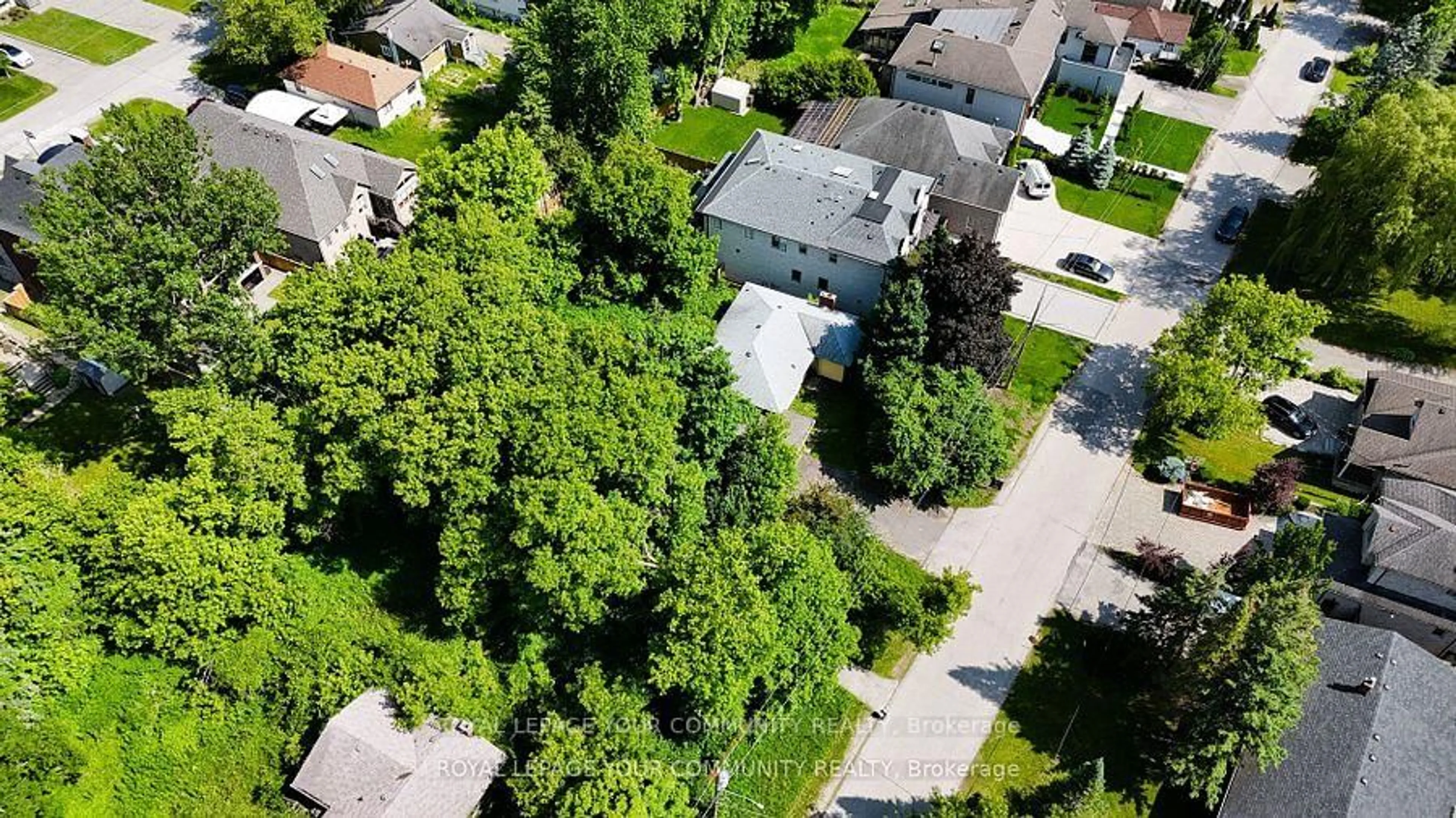 A pic from outside/outdoor area/front of a property/back of a property/a pic from drone, street for 67 Fergus Ave, Richmond Hill Ontario L4E 3C2
