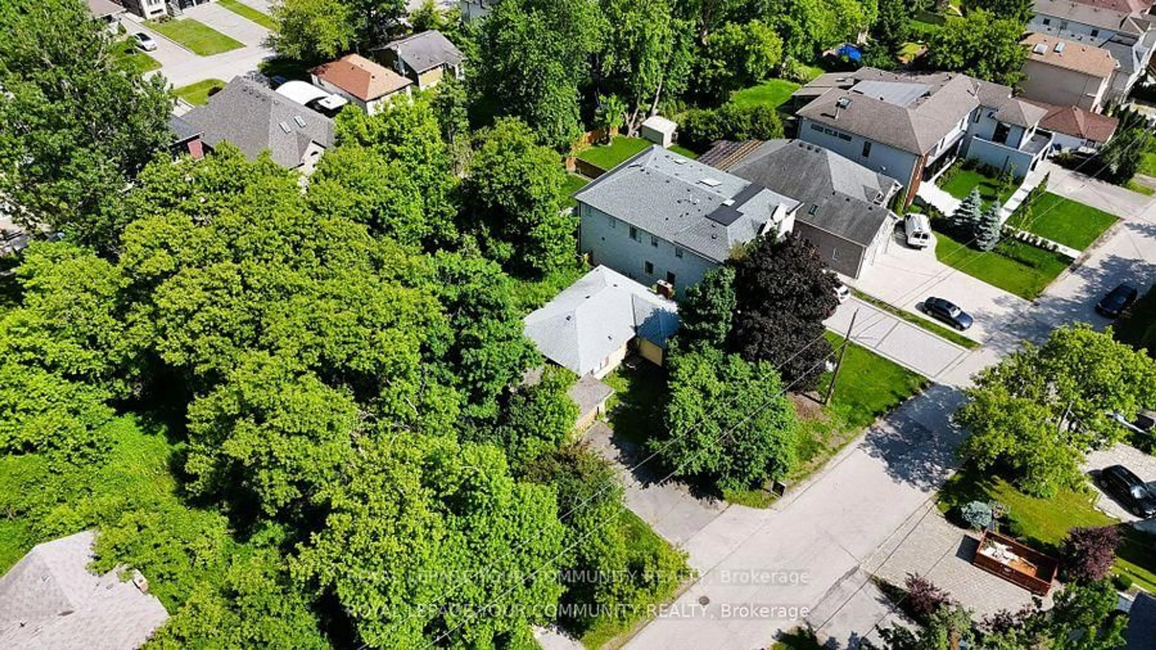 A pic from outside/outdoor area/front of a property/back of a property/a pic from drone, street for 67 Fergus Ave, Richmond Hill Ontario L4E 3C2