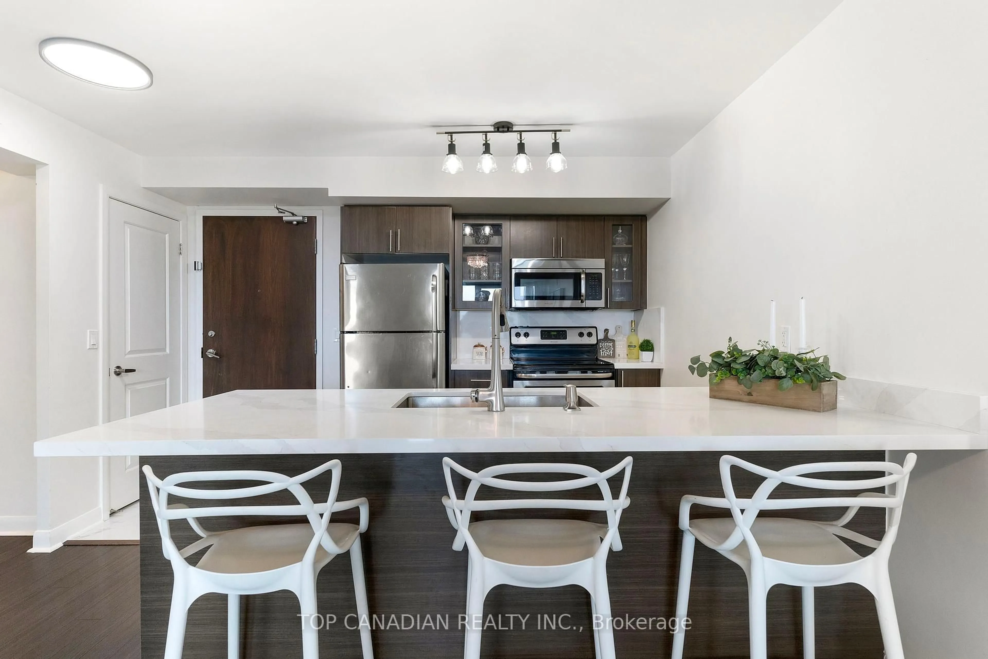 Open concept kitchen, ceramic/tile floor for 75 Norman Bethune Ave #409, Richmond Hill Ontario L4B 0B6