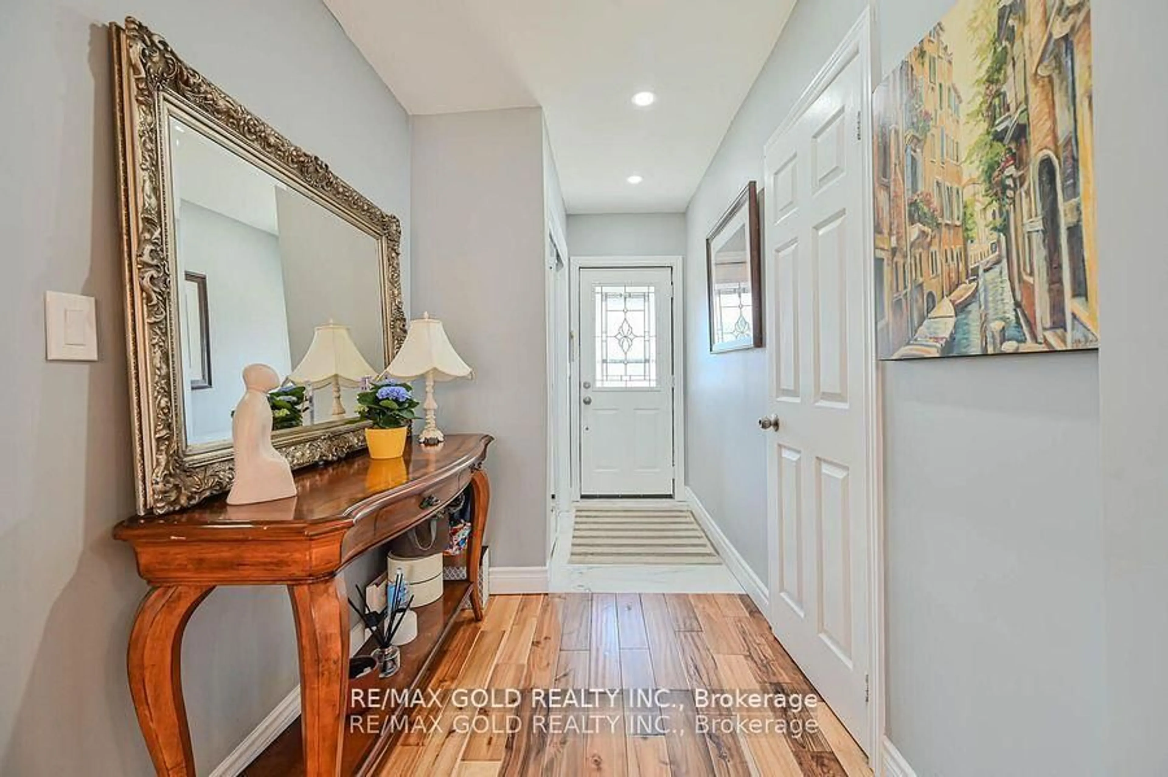 Indoor entryway for 8726 Highway 9, New Tecumseth Ontario L0G 1W0