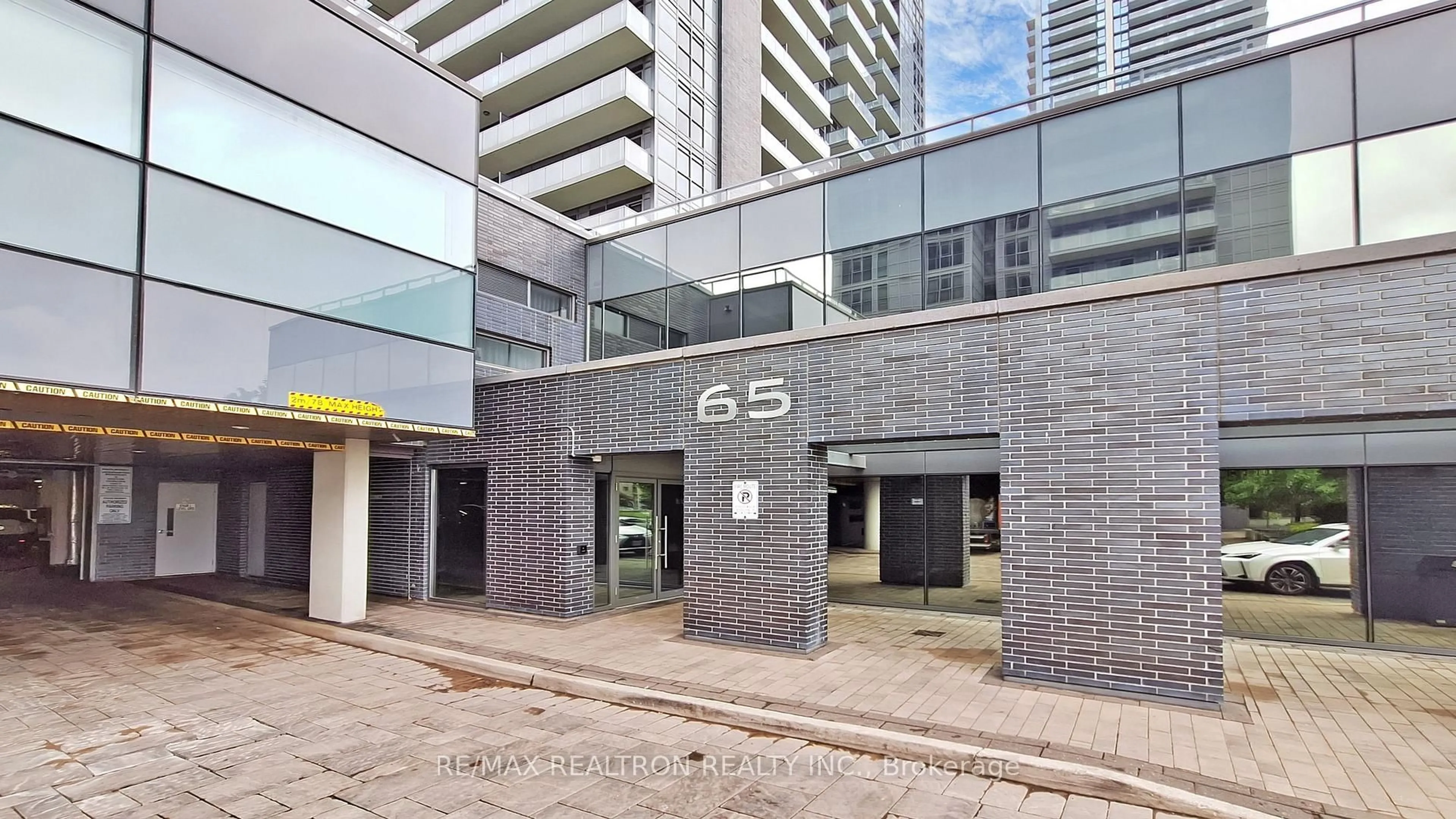 Indoor foyer for 65 Oneida Cres #1410, Richmond Hill Ontario L6B 0G9