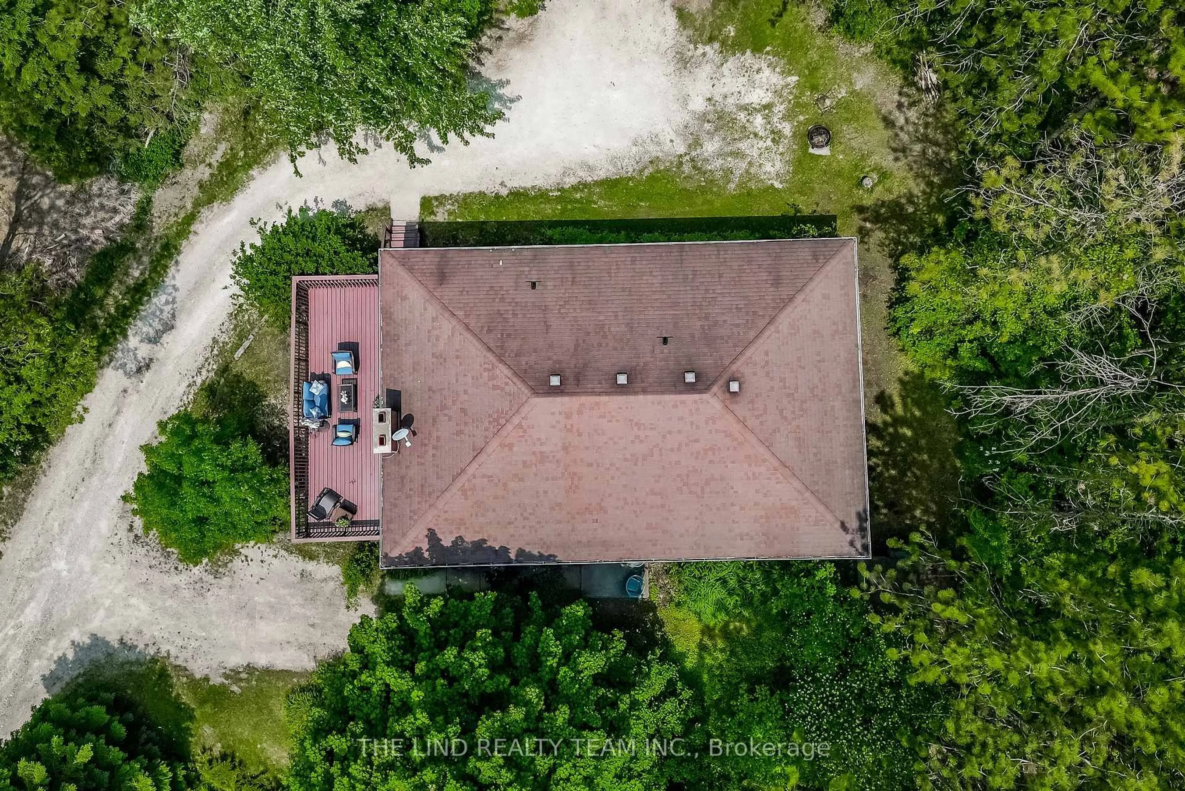 A pic from outside/outdoor area/front of a property/back of a property/a pic from drone, unknown for 5205 10th Sdrd, Innisfil Ontario L0L 1L0