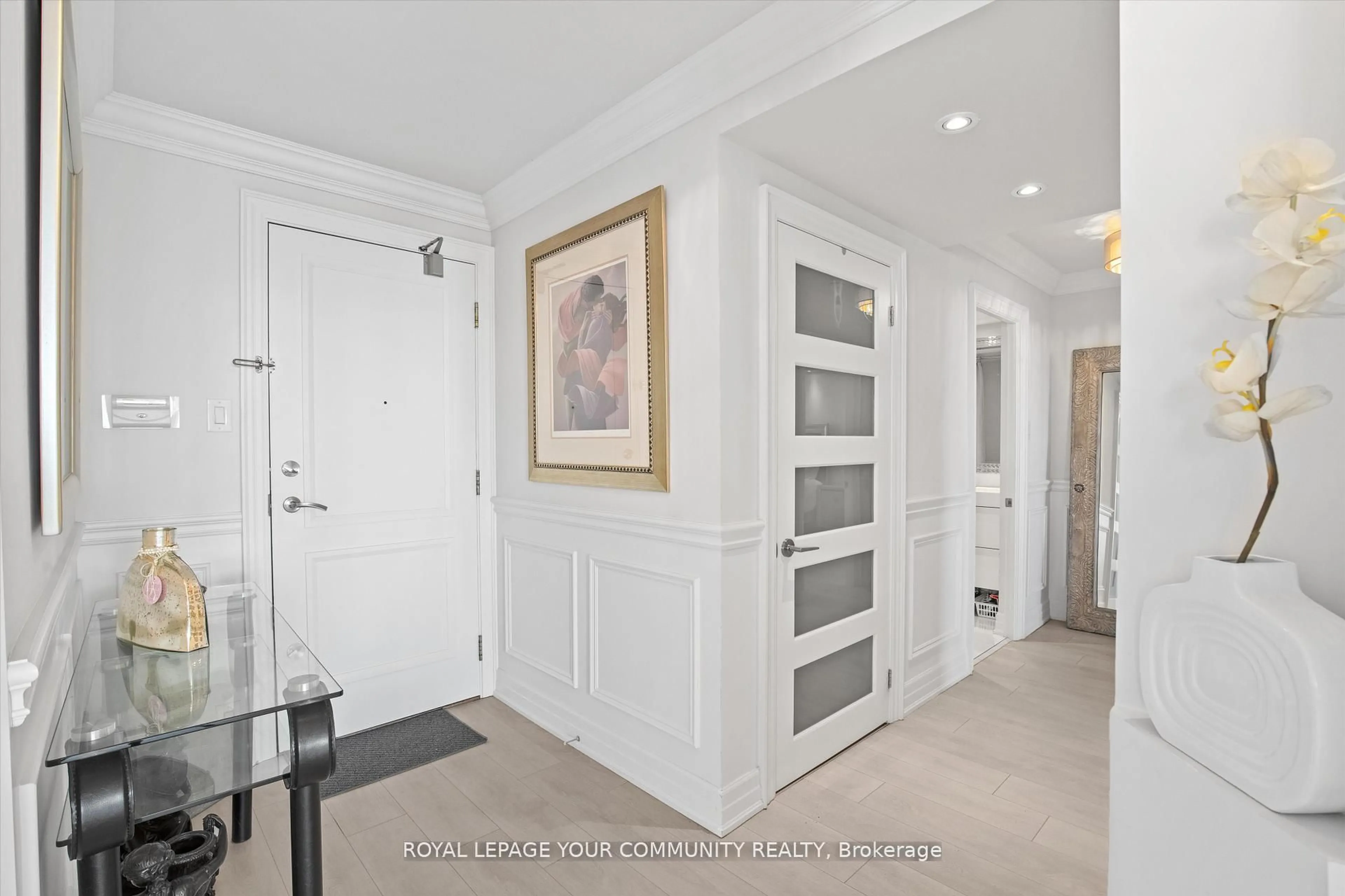 Indoor foyer for 7420 Bathurst St #503, Vaughan Ontario L4J 6X4