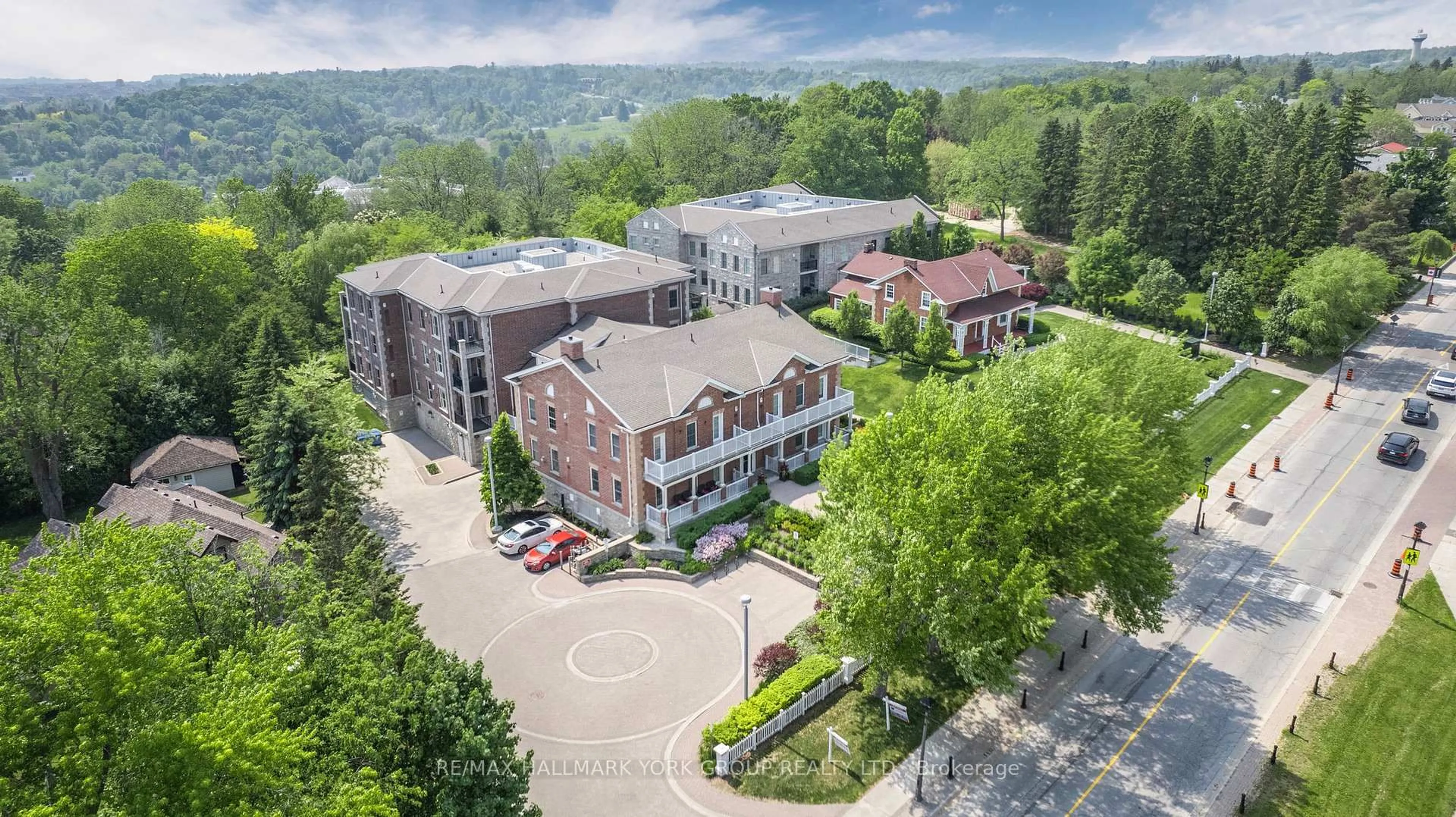 A pic from outside/outdoor area/front of a property/back of a property/a pic from drone, unknown for 10360 Islington Ave #209, Vaughan Ontario L0J 1C0