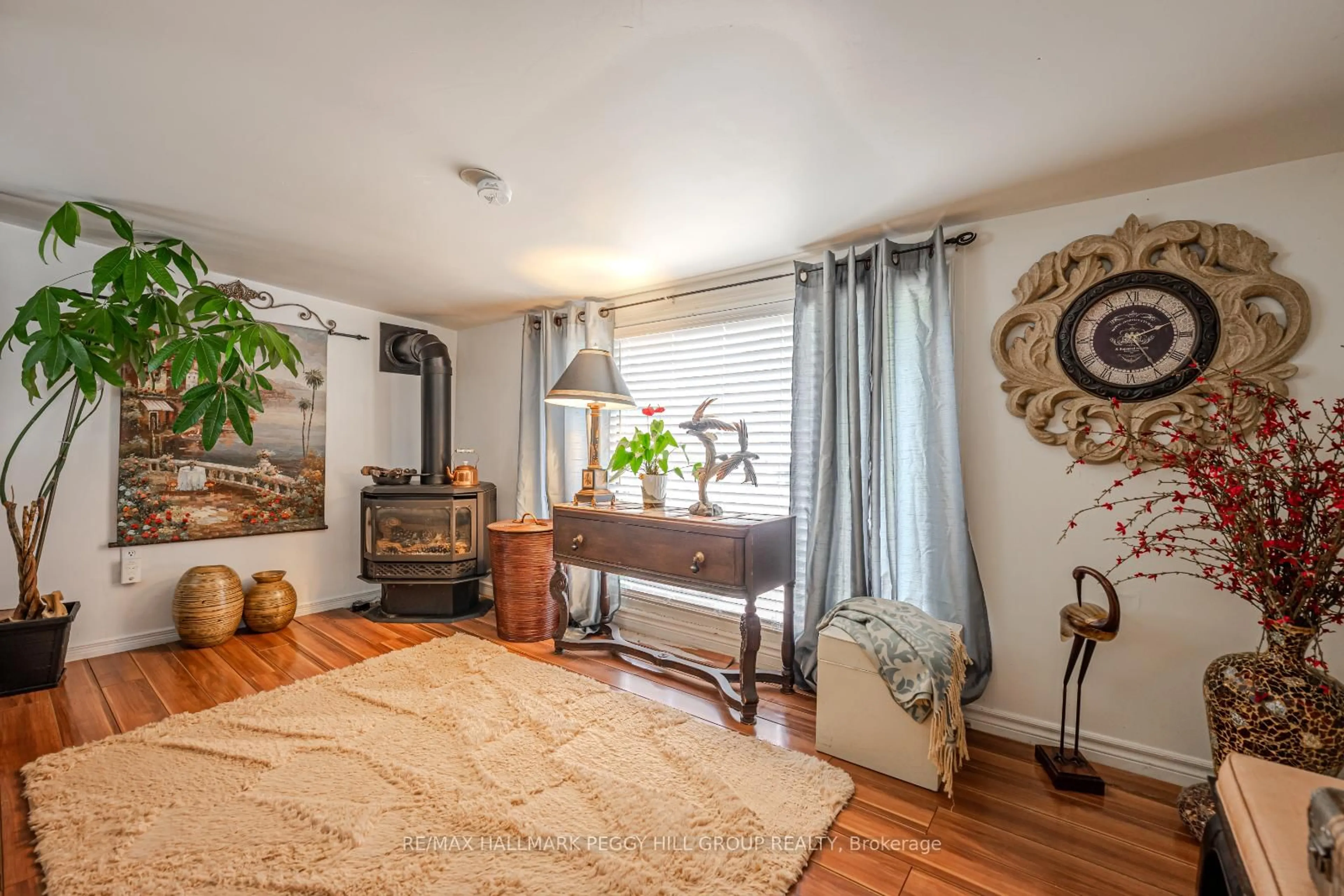 Living room with furniture, unknown for 677 Reid St, Innisfil Ontario L9S 2E9
