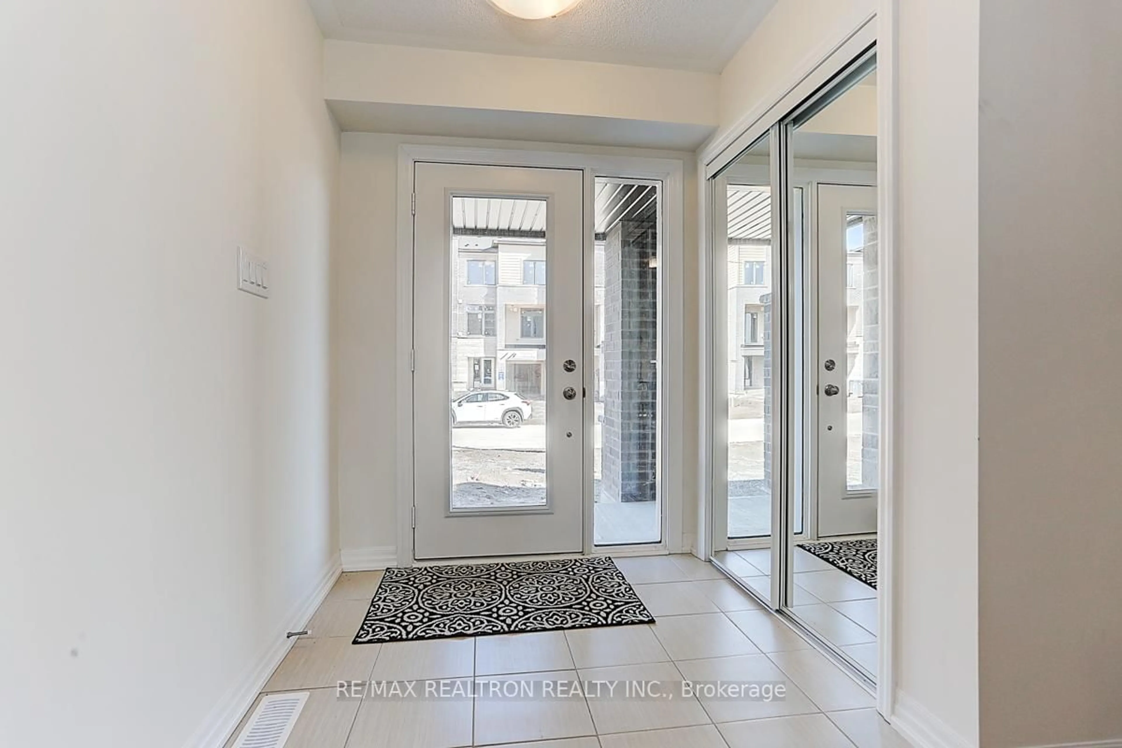 Indoor entryway for 124 Solstice Circ, Newmarket Ontario L3X 0L7