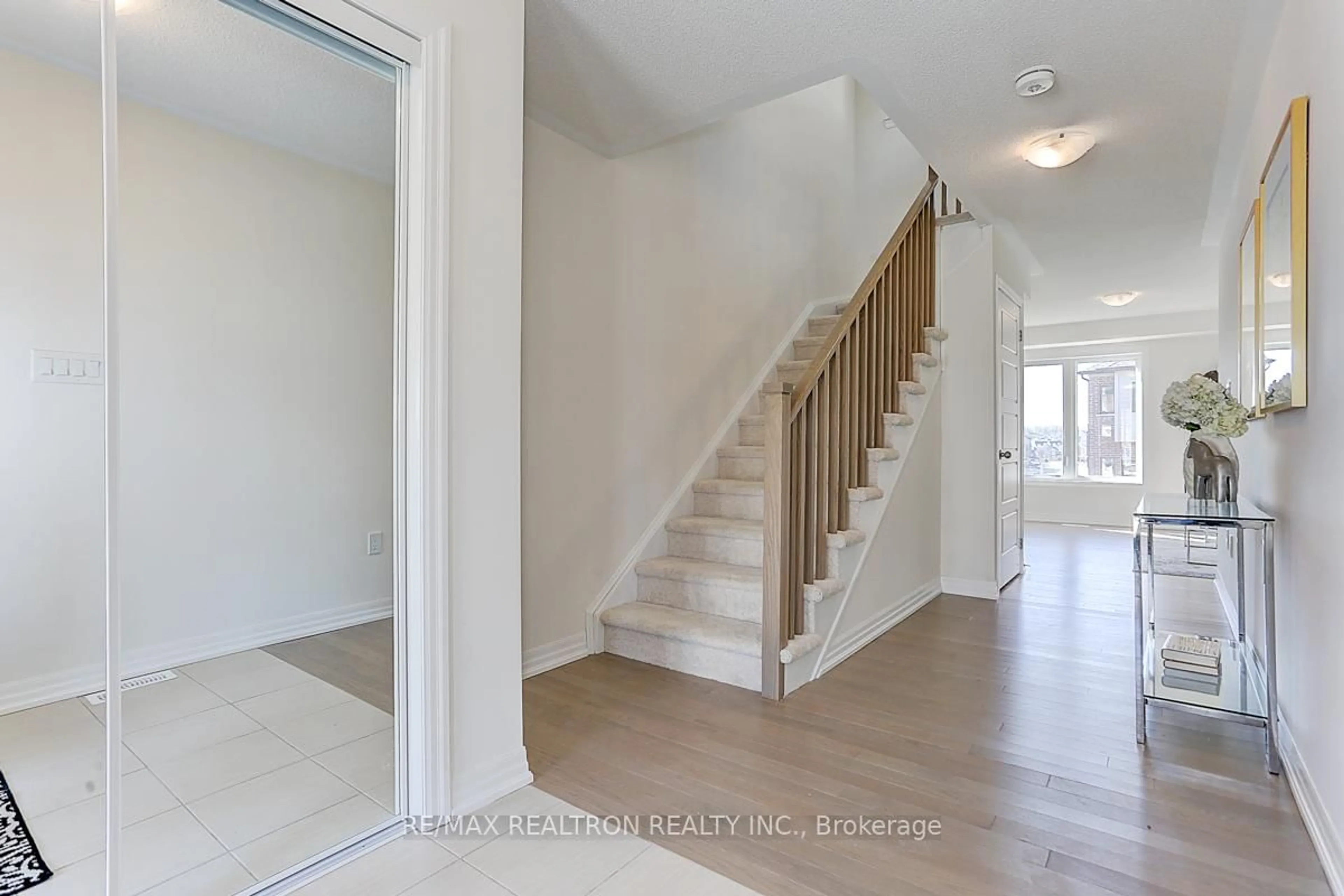 Indoor entryway for 124 Solstice Circ, Newmarket Ontario L3X 0L7