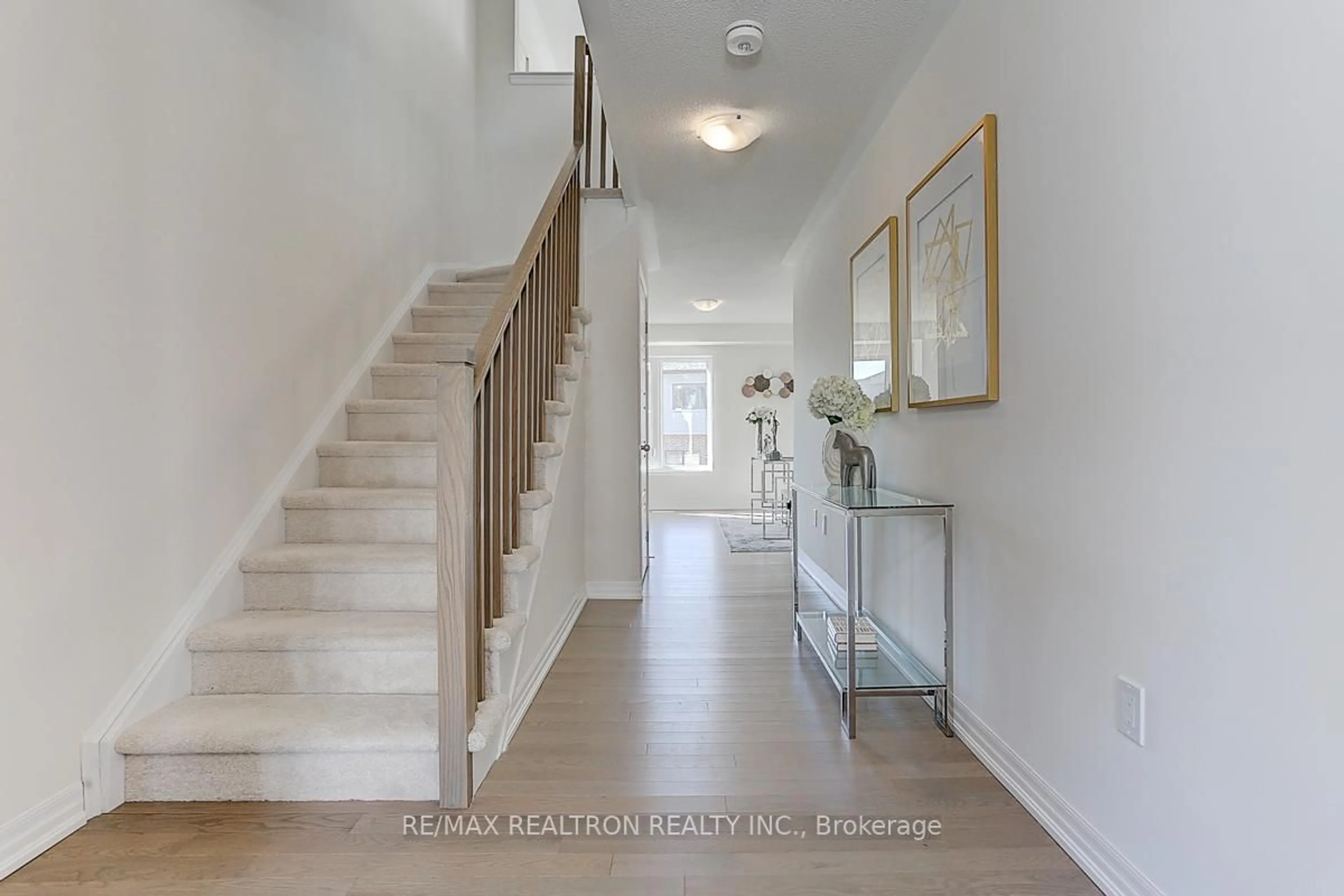 Indoor entryway for 124 Solstice Circ, Newmarket Ontario L3X 0L7