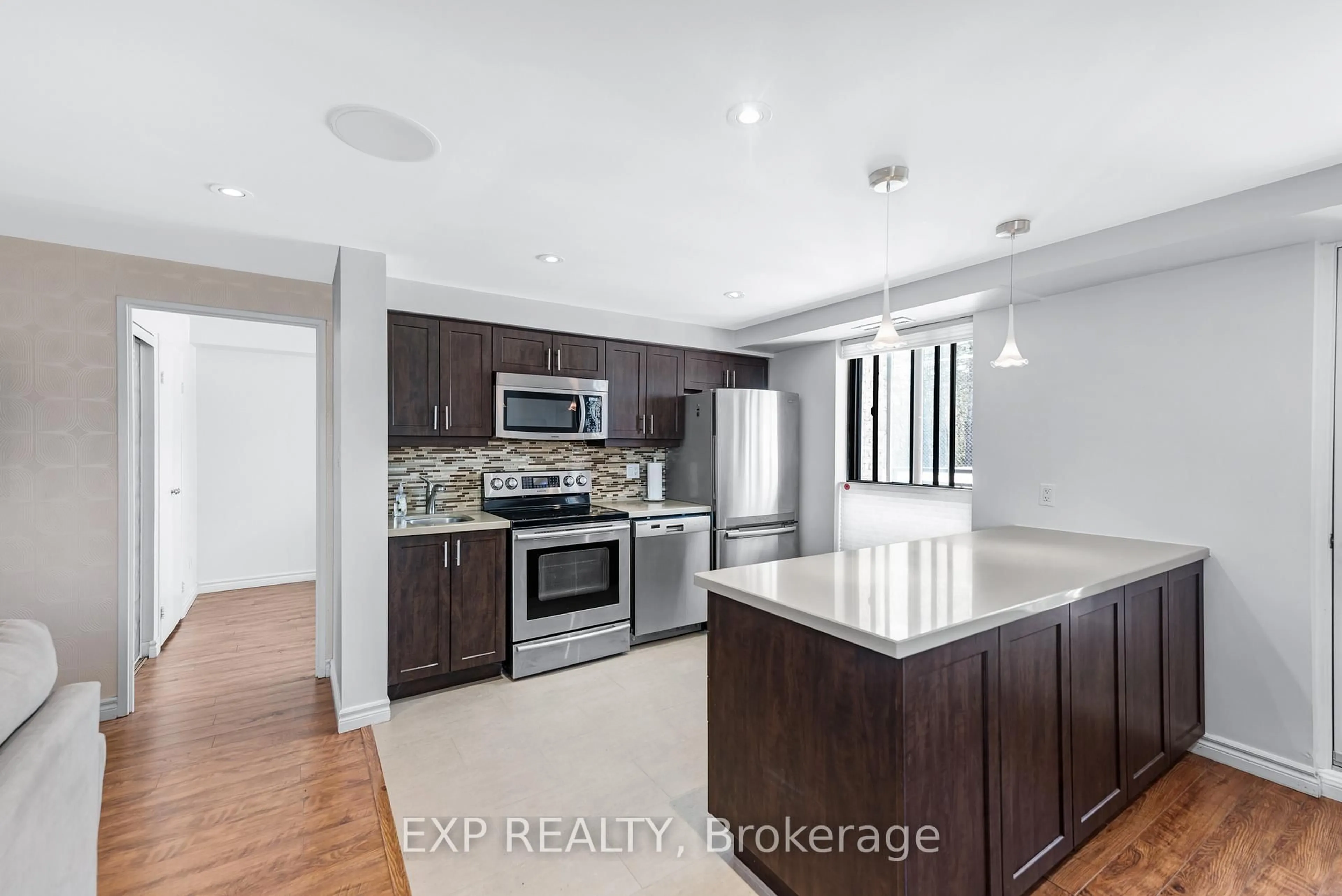 Open concept kitchen, ceramic/tile floor for 15390 Yonge St #104, Aurora Ontario L4G 1N8