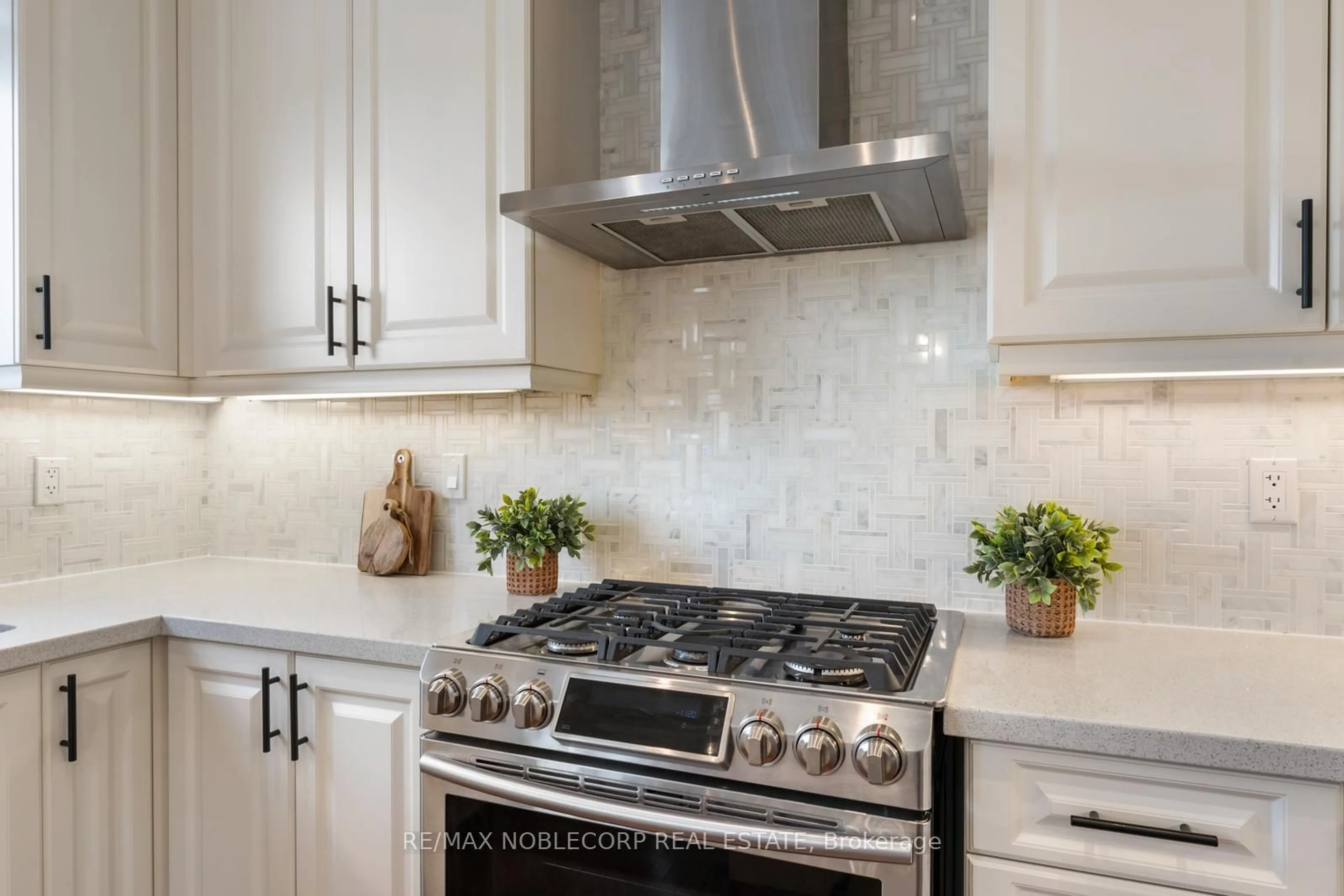 Contemporary kitchen, ceramic/tile floor for 174 Strachan Tr, New Tecumseth Ontario M6J 2S9