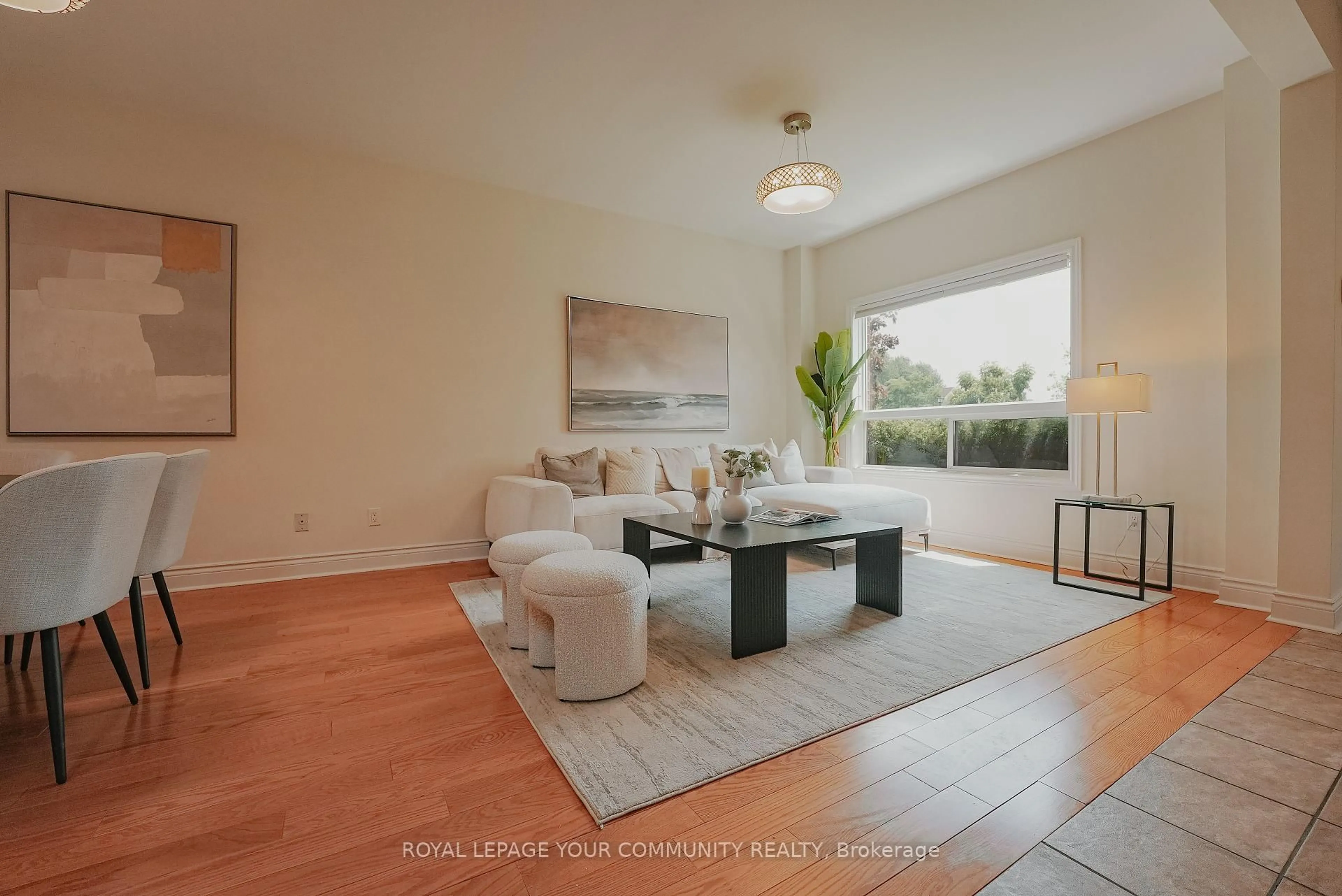 Living room with furniture, unknown for 550 Greig Circ, Newmarket Ontario L3Y 8S6