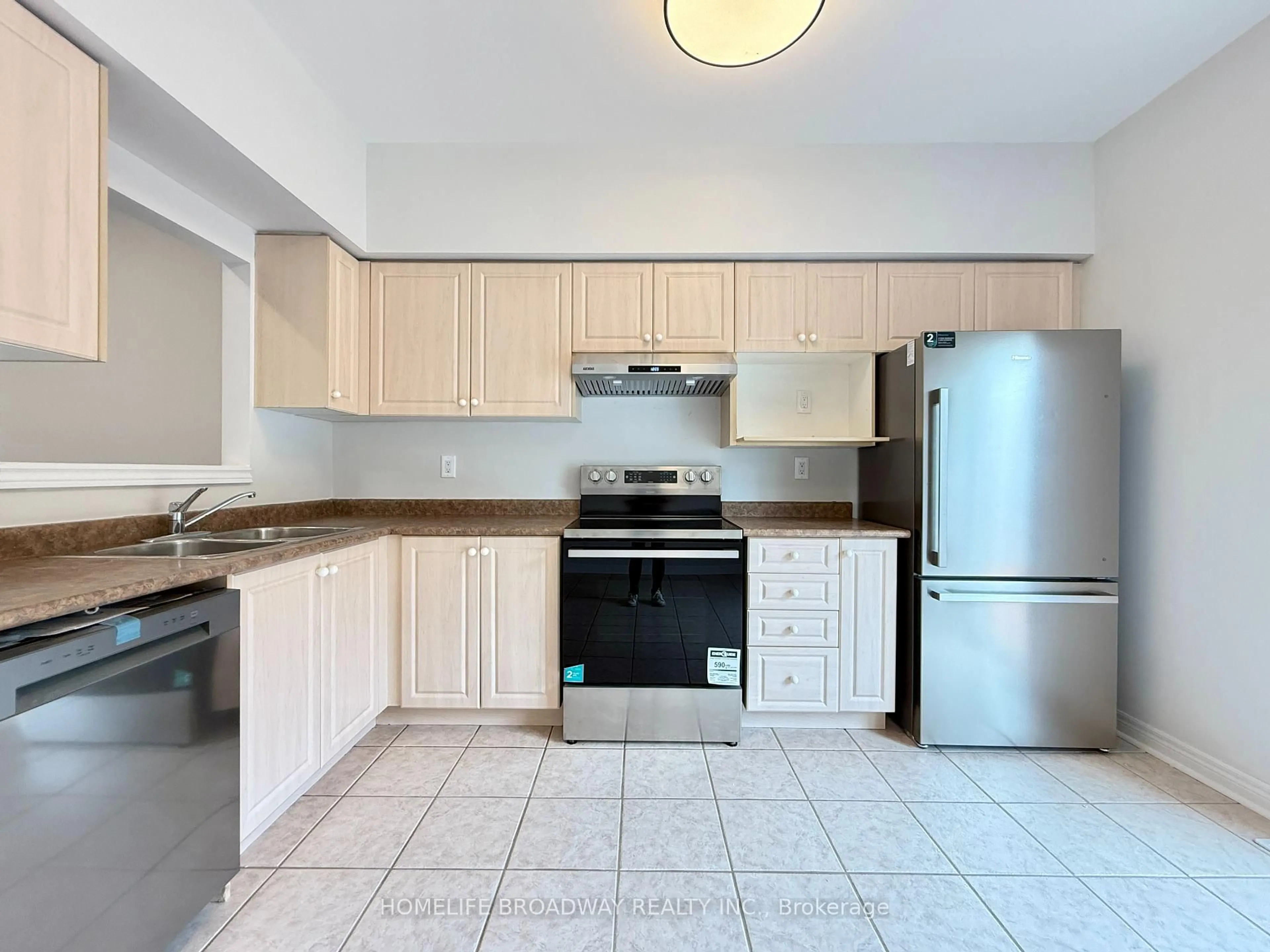 Standard kitchen, ceramic/tile floor for 31 Park Common Blvd, Markham Ontario L3T 7V1