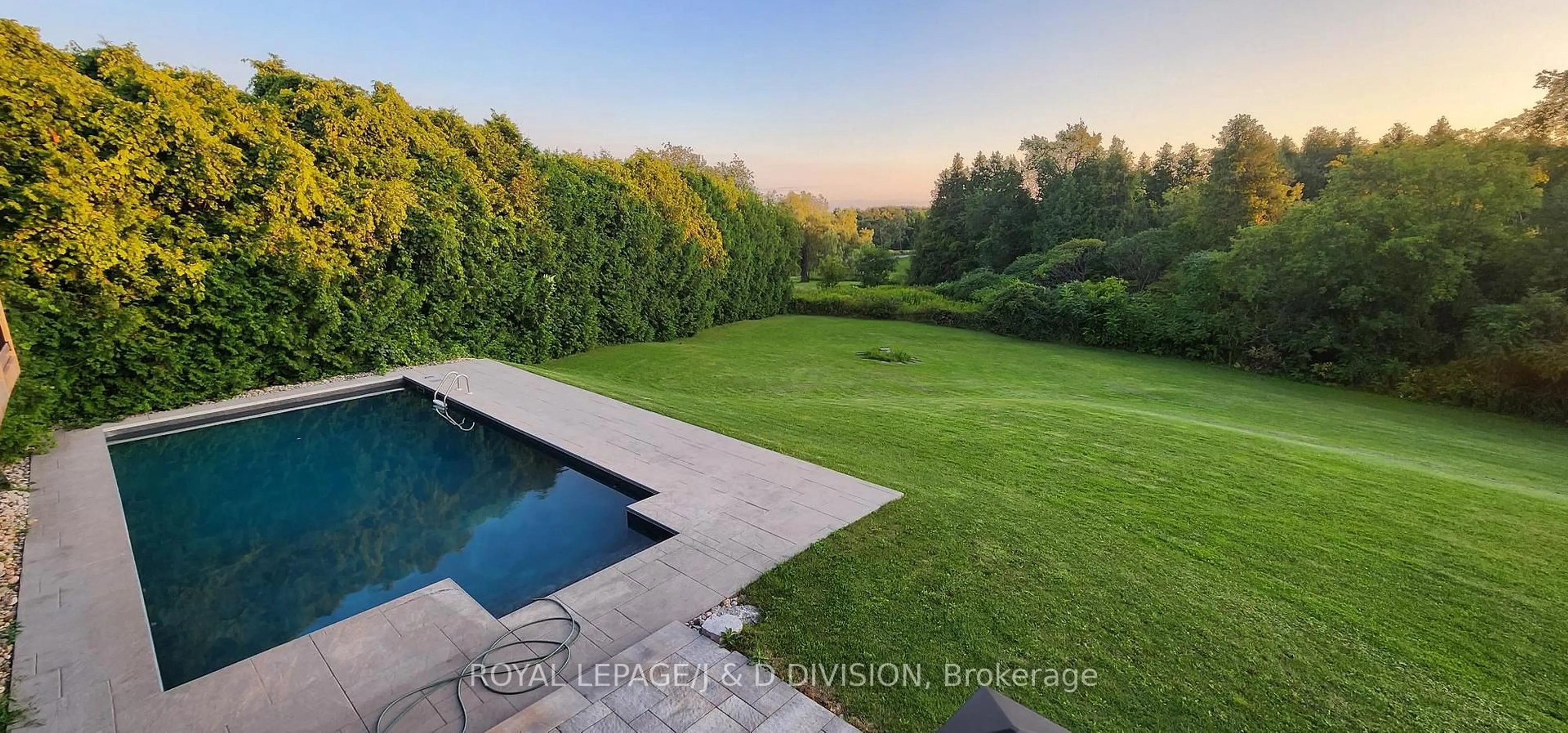 A pic from outside/outdoor area/front of a property/back of a property/a pic from drone, water/lake/river/ocean view for 17 Sleepy Hollow Lane, Whitchurch-Stouffville Ontario L4A 7X4