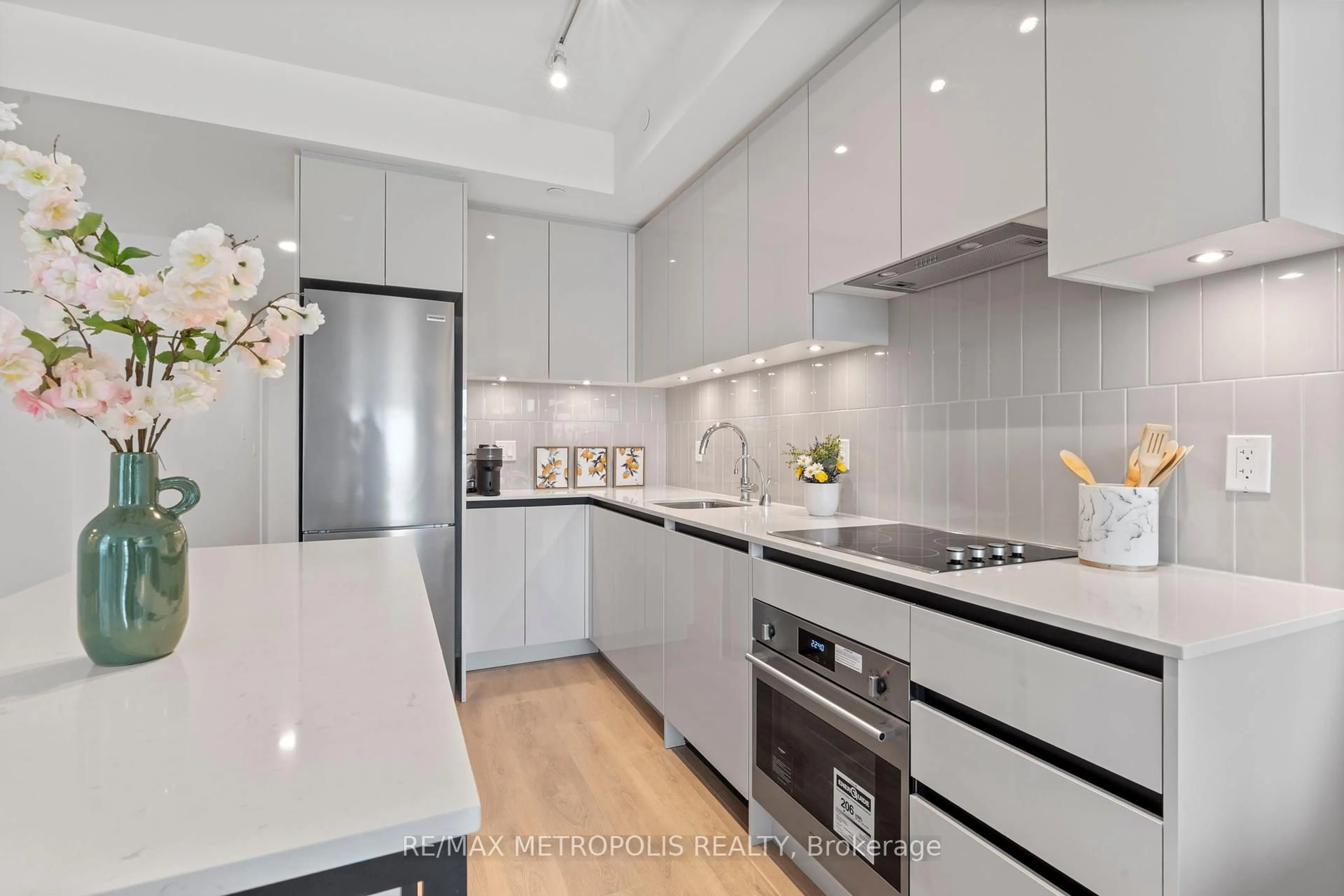 Contemporary kitchen, unknown for 8 Beverley Glen Blvd #303, Vaughan Ontario L4J 0L5