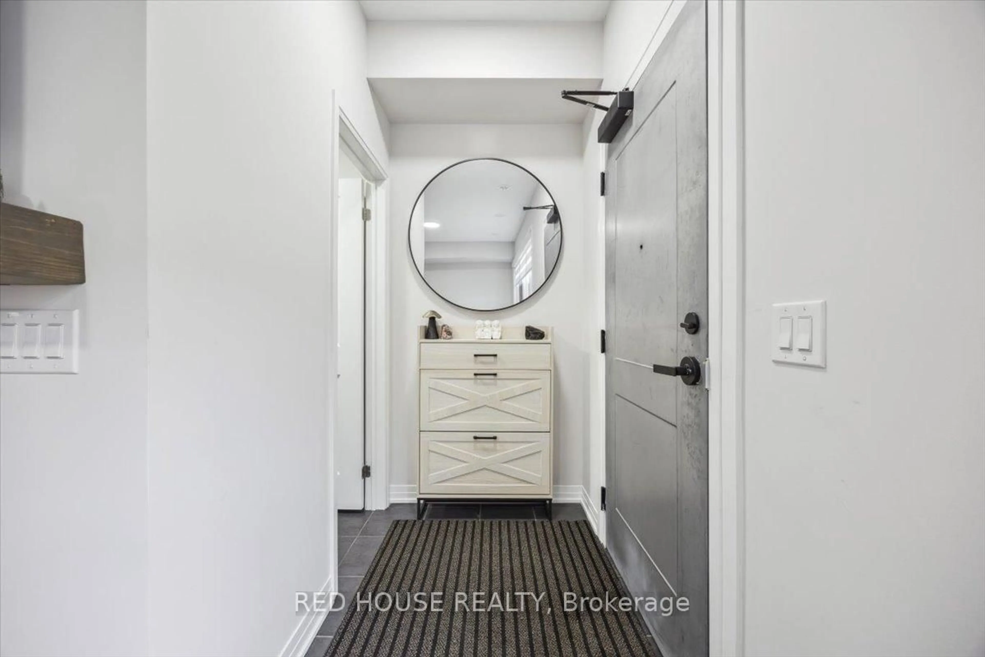 Indoor entryway for 40 Baynes Way #7, Bradford West Gwillimbury Ontario L3Z 4M4