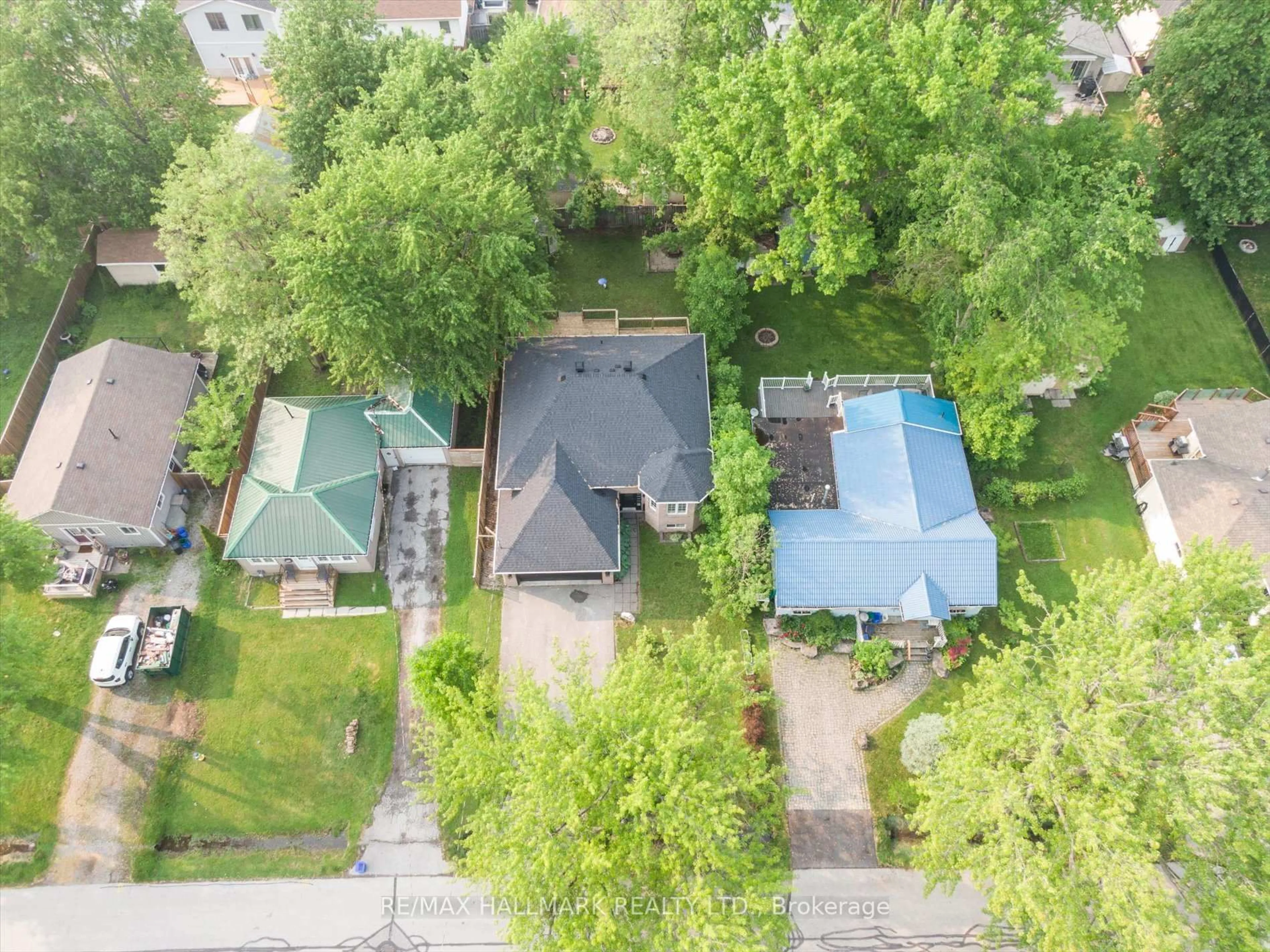 A pic from outside/outdoor area/front of a property/back of a property/a pic from drone, street for 266 Cedarholme Ave, Georgina Ontario L4P 2W4