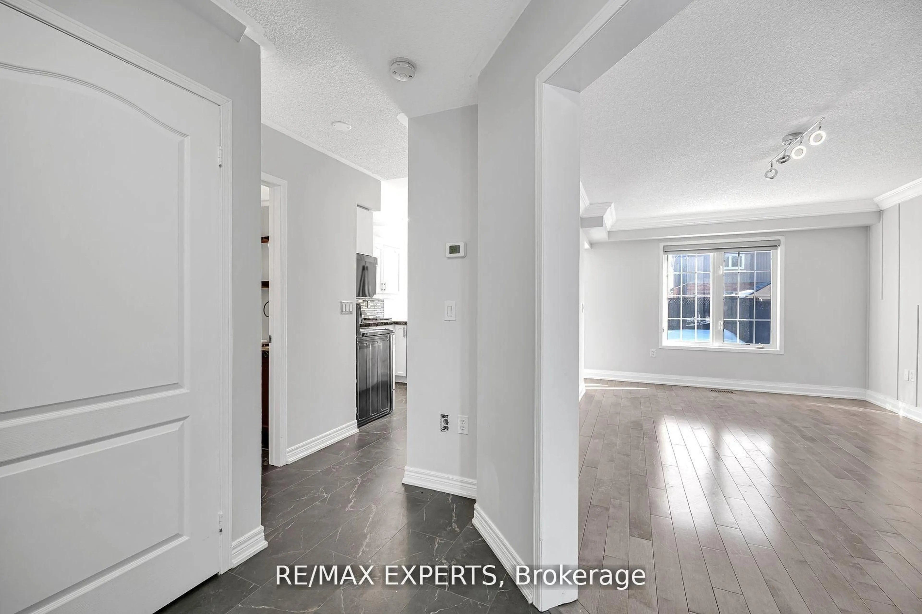 Indoor entryway for 1111 Kell St, Innisfil Ontario L9S 4W4