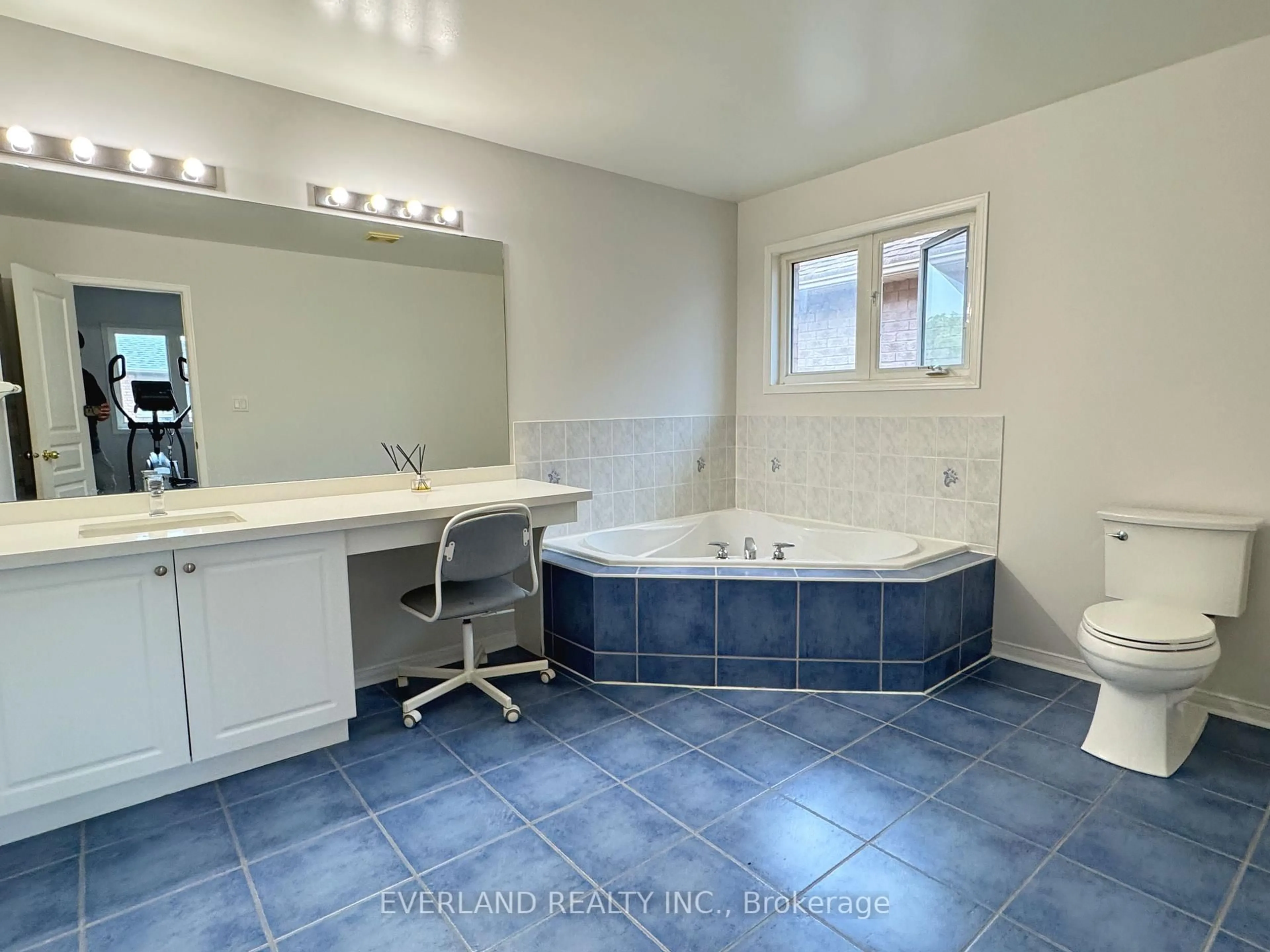 Contemporary bathroom, ceramic/tile floor for 25 Saffron St, Markham Ontario L6E 1L7