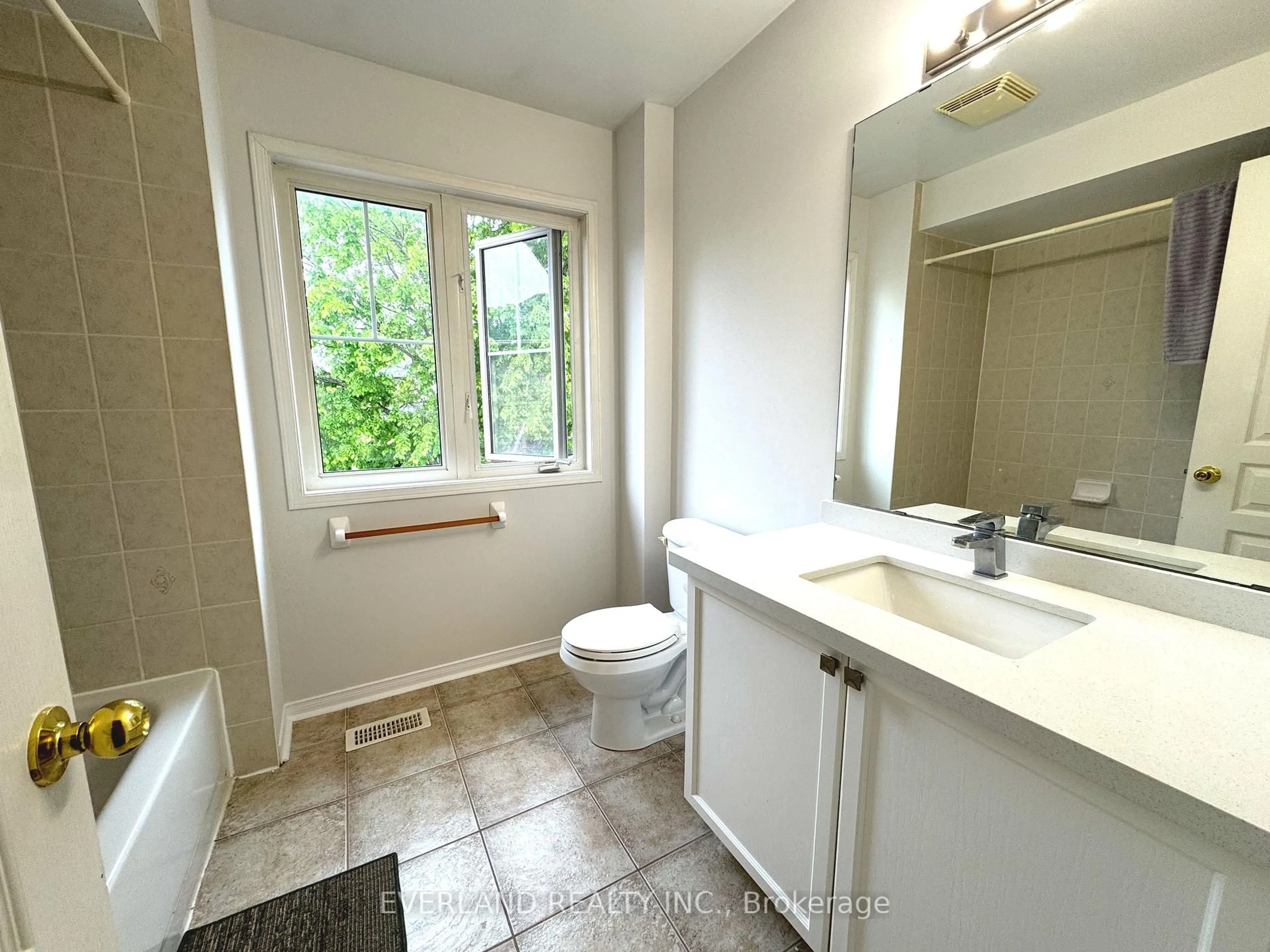 Standard bathroom, ceramic/tile floor for 25 Saffron St, Markham Ontario L6E 1L7