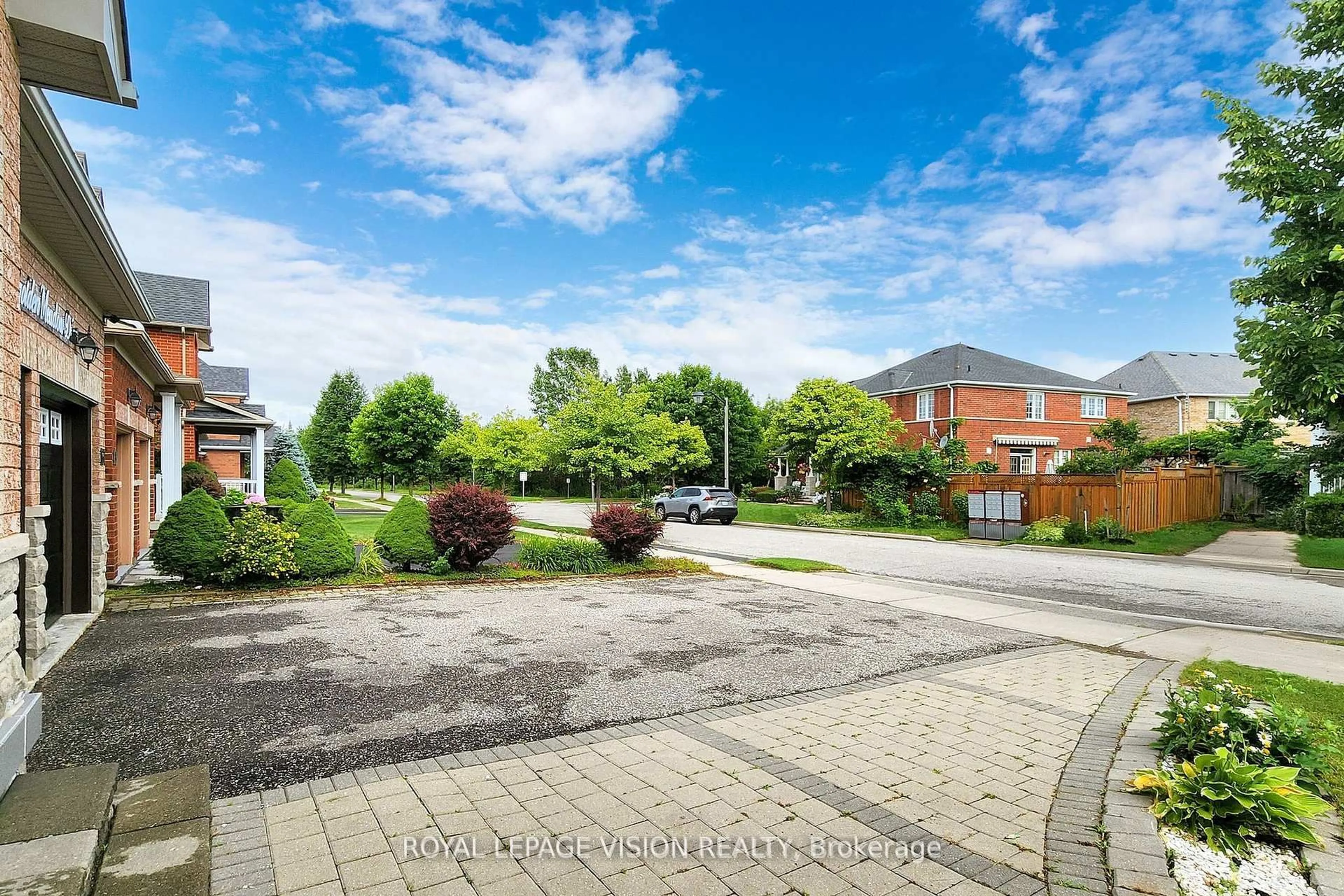 A pic from outside/outdoor area/front of a property/back of a property/a pic from drone, street for 167 Golden Meadow Dr, Markham Ontario L6E 1E2