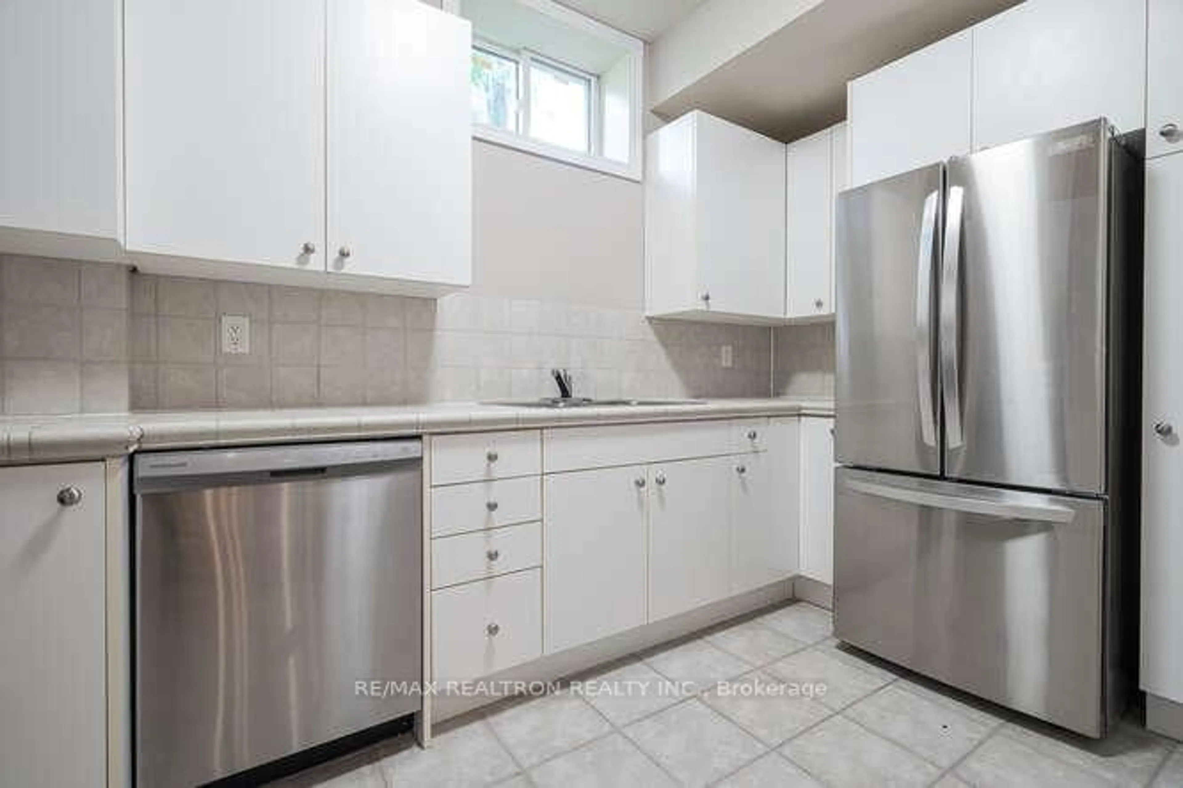 Standard kitchen, ceramic/tile floor for 82 Naughton Dr, Richmond Hill Ontario L4C 8B3