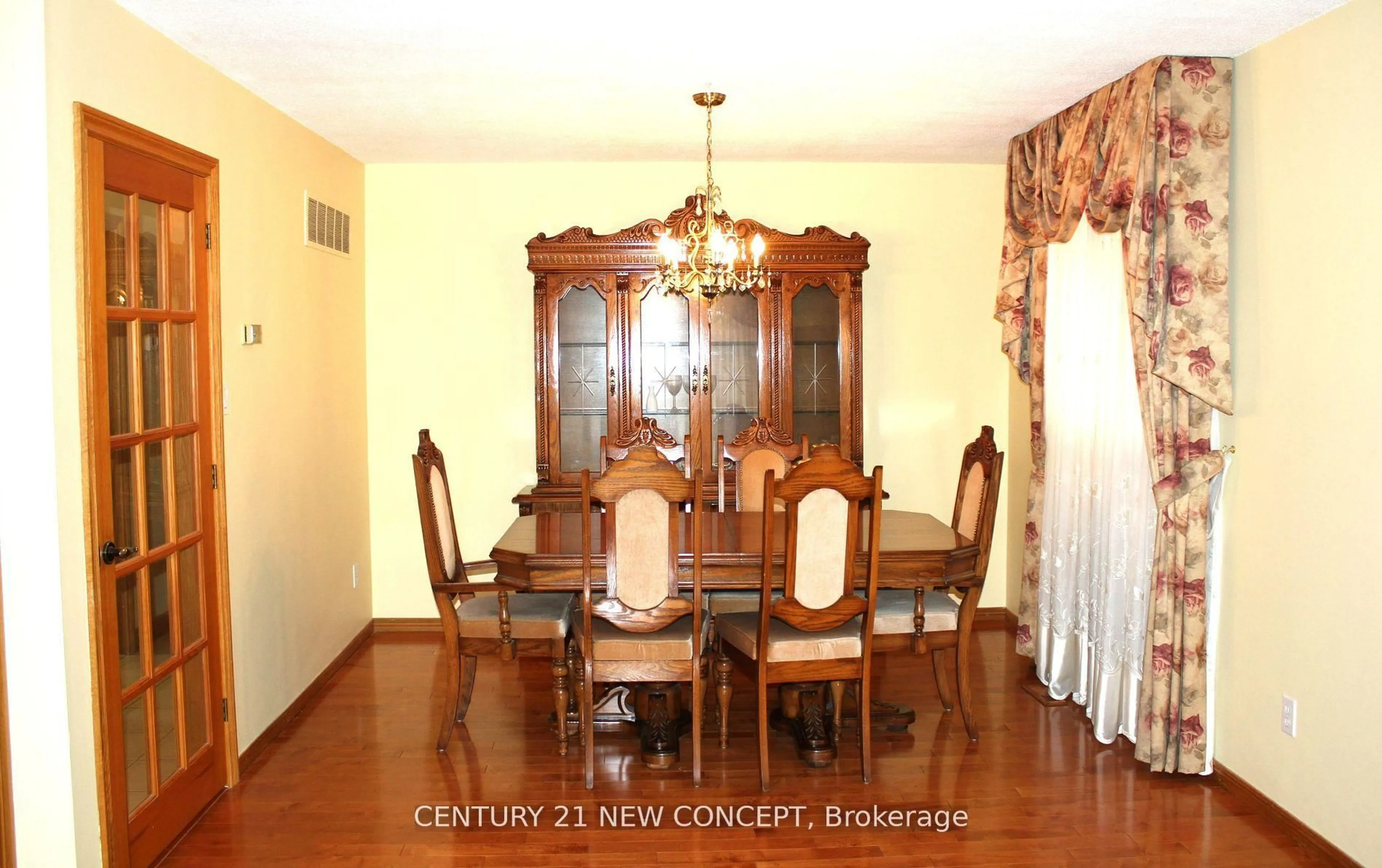 Dining room, wood/laminate floor for 25 Quaker Ridge Rd, Vaughan Ontario L4K 2E5