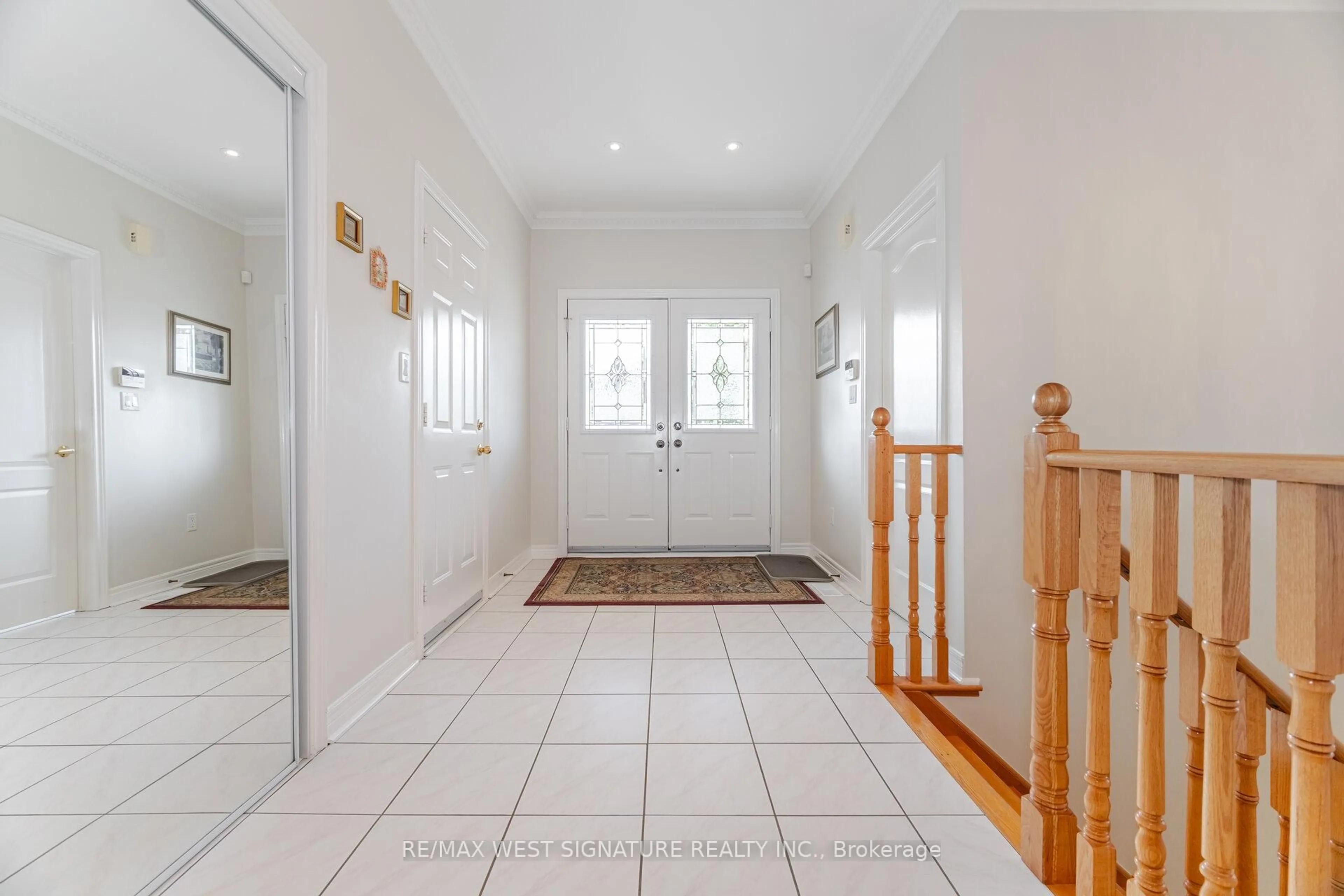 Indoor entryway for 121 Calera Cres, Vaughan Ontario L4H 1W1