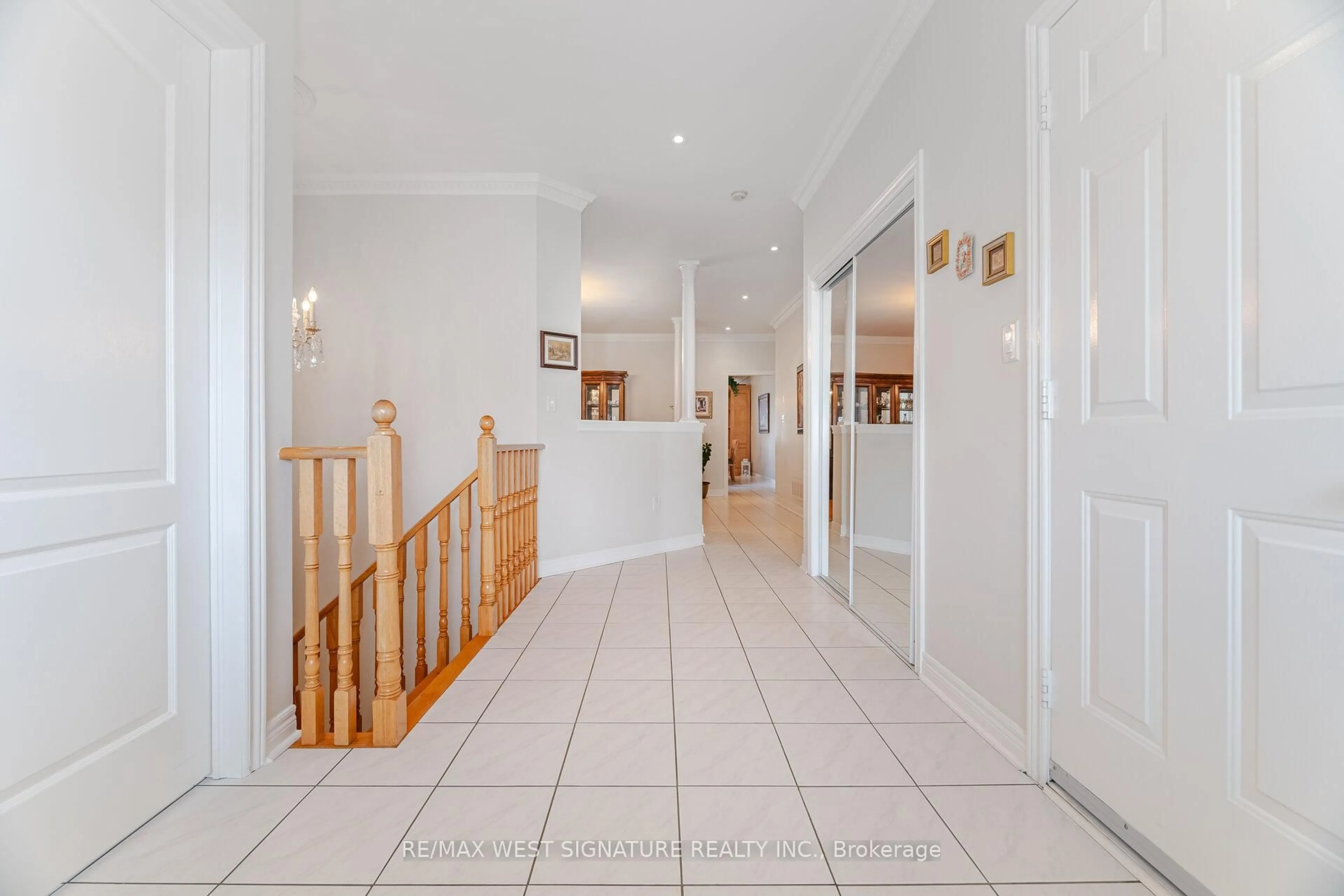 Indoor foyer for 121 Calera Cres, Vaughan Ontario L4H 1W1