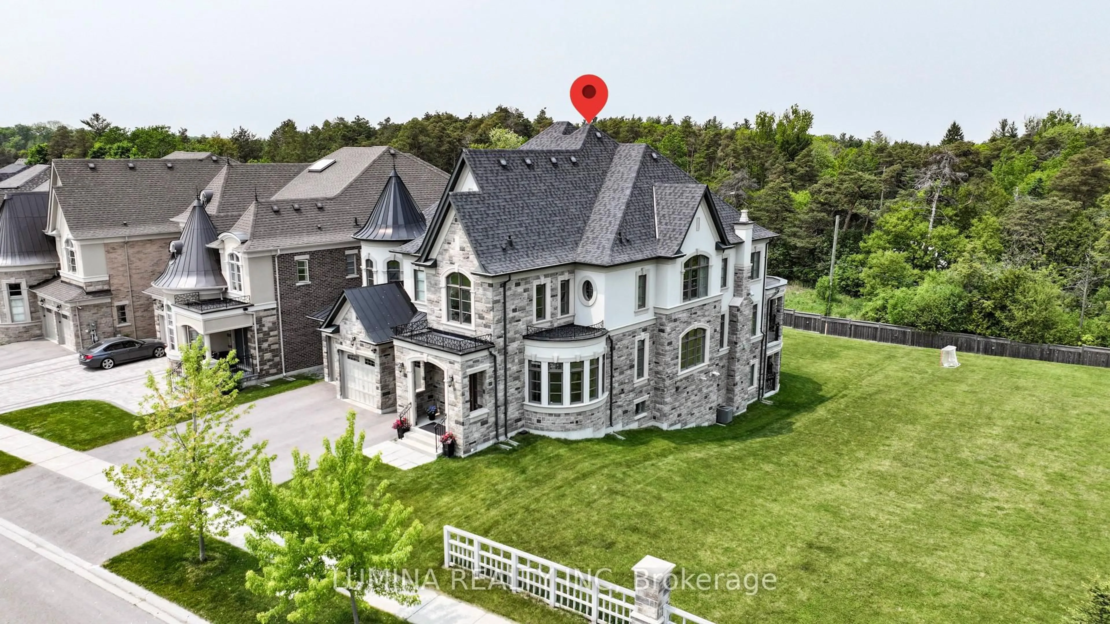 A pic from outside/outdoor area/front of a property/back of a property/a pic from drone, building for 99 Glensteeple Tr, Aurora Ontario L4G 3T1