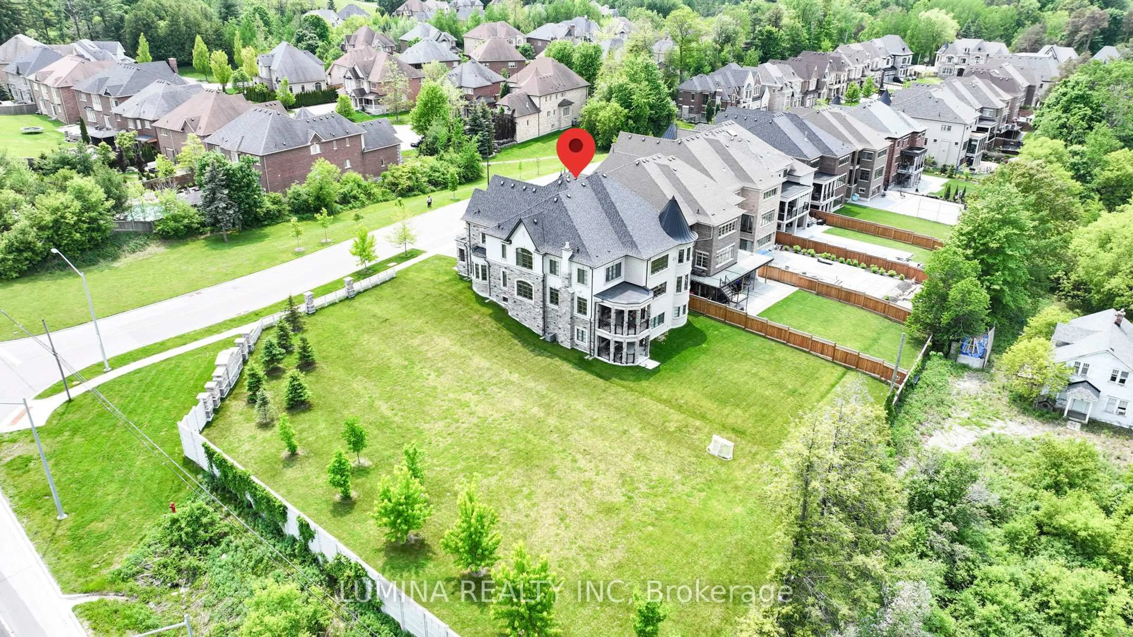 A pic from outside/outdoor area/front of a property/back of a property/a pic from drone, unknown for 99 Glensteeple Tr, Aurora Ontario L4G 3T1
